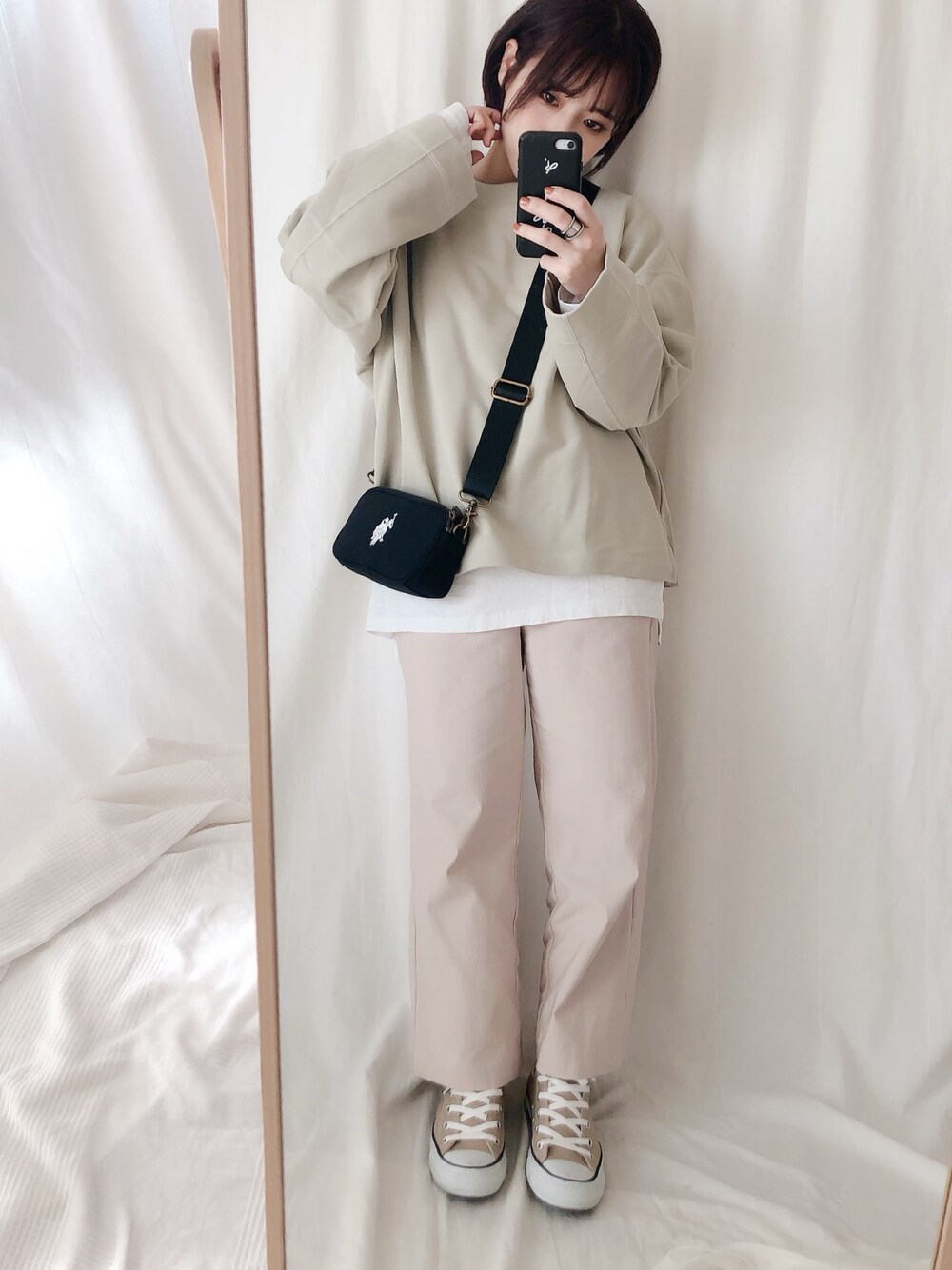 グリーン系のパーカー、ベージュ系のその他パンツ、ブラック系のショルダーバッグを着用したレディースの春コーディネートの1枚目の写真