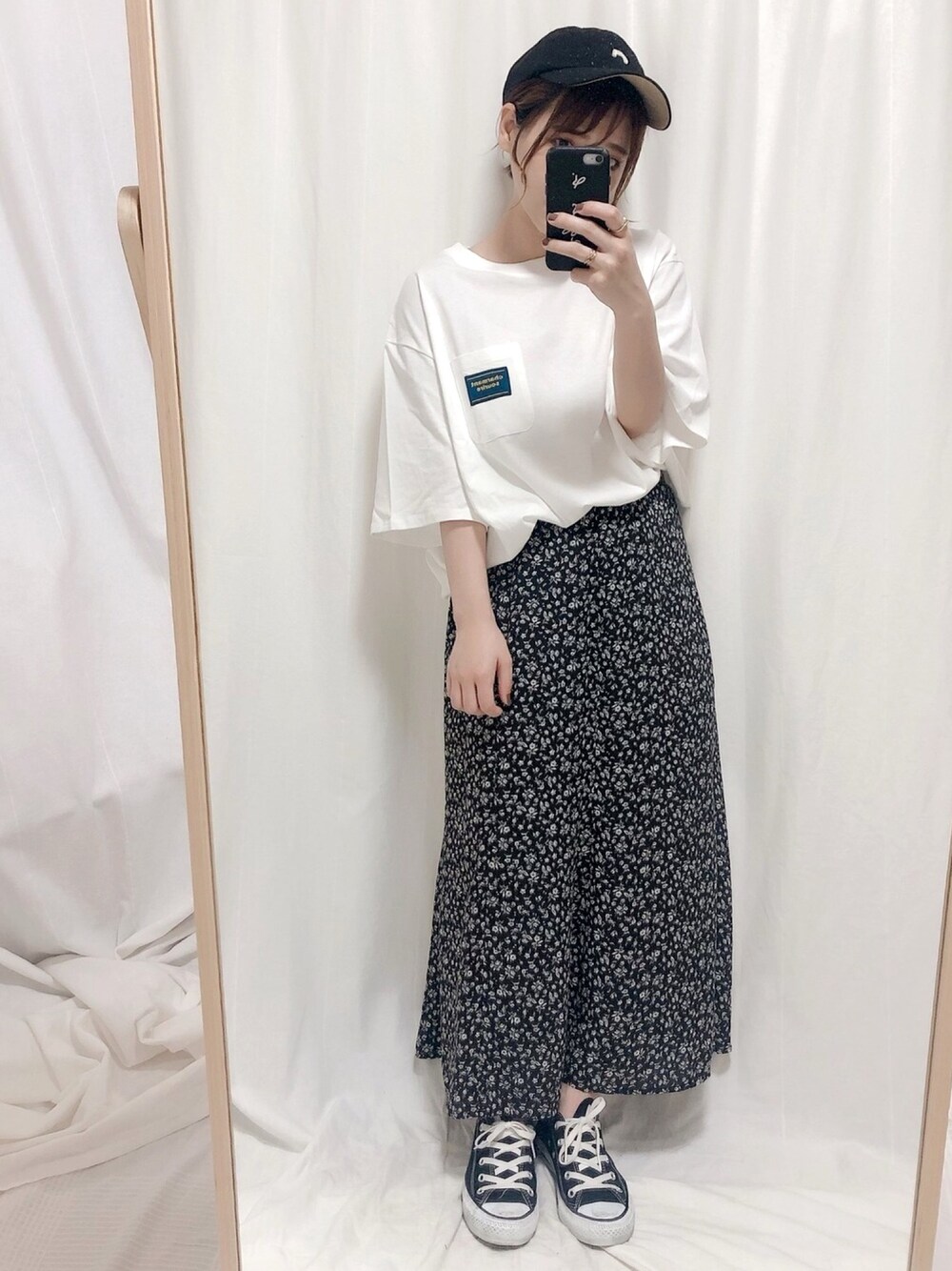 「カジュアルコーデ、春夏コーデ、休日スタイル、花柄スカート、白Tシャツ、Tシャツ、低身長、プチプラコーデ、シンプルコーデ」｜「ADOLESCENCE の胸ポケオーバーサイズ半袖ゆるTシャツ≪インフルエンサー aiko×ADOLESCENCE限定コラボ≫（Tシャツ/カットソー、ホワイト系）」を使った、yumi.さん（レディース・151cm）の春コーディネートの1枚目の写真