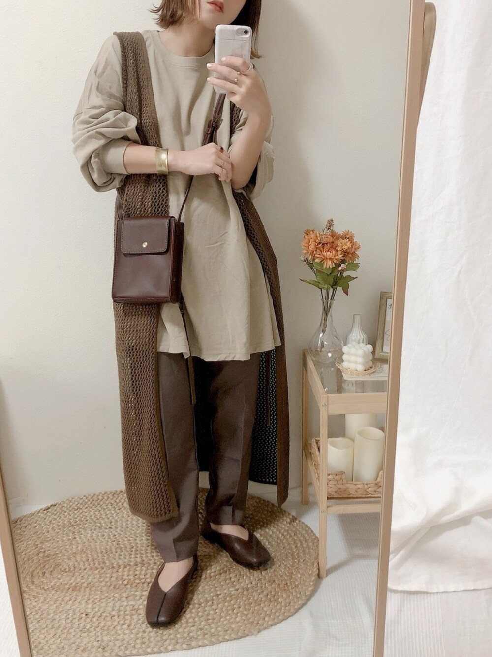 ブラウン系のパンプス、ベージュ系のTシャツ/カットソー、ブラウン系のショルダーバッグを着用したレディースの秋コーディネートの1枚目の写真
