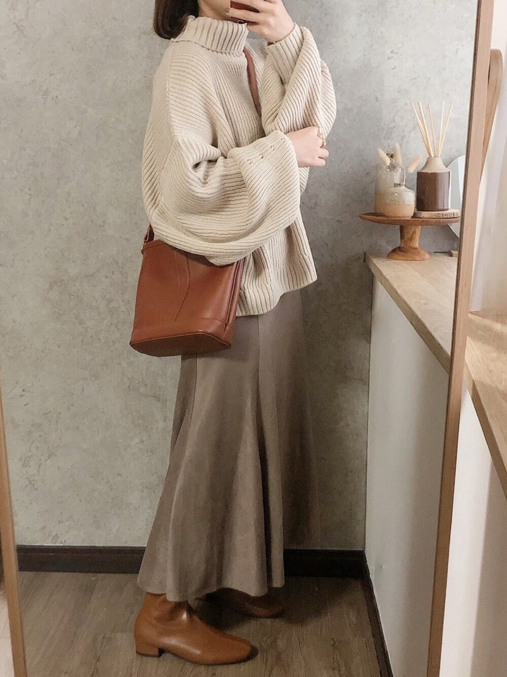 「ママコーデ、ママファッション、マーメイドスカート、私の推しブランド、シンプル、きれいめカジュアル、オトナカジュアル、春、着回しコーデ、ベージュコーデ」｜「Chillfarのアゼ編みだぼっとハイネックニット（ニット/セーター、ホワイト系）」を使った、yumi.さん（レディース・151cm）の冬コーディネートの1枚目の写真