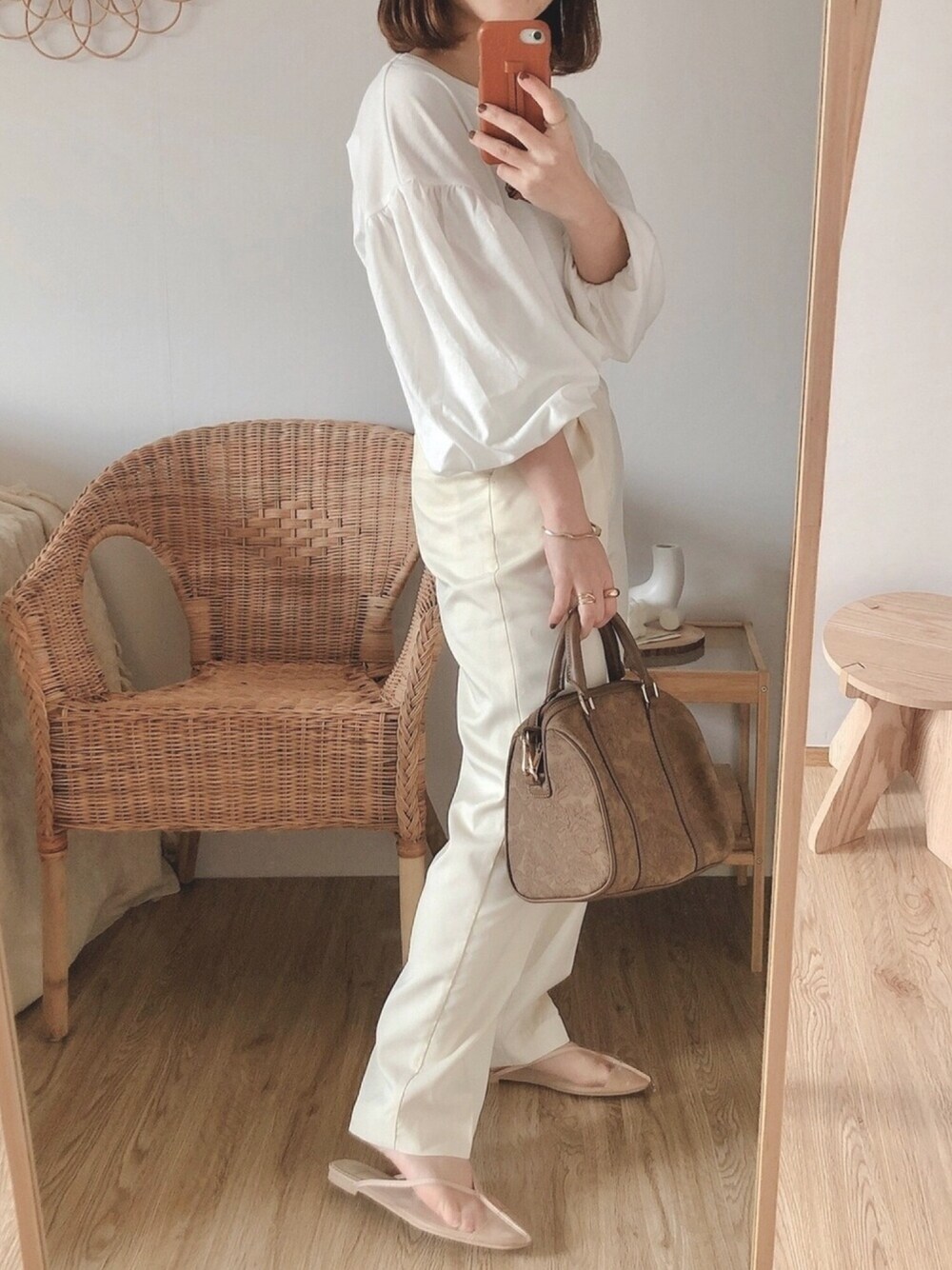 ホワイト系のTシャツ/カットソー、ブラウン系のショルダーバッグ、ベージュ系のサンダルを着用したレディースの春コーディネートの1枚目の写真