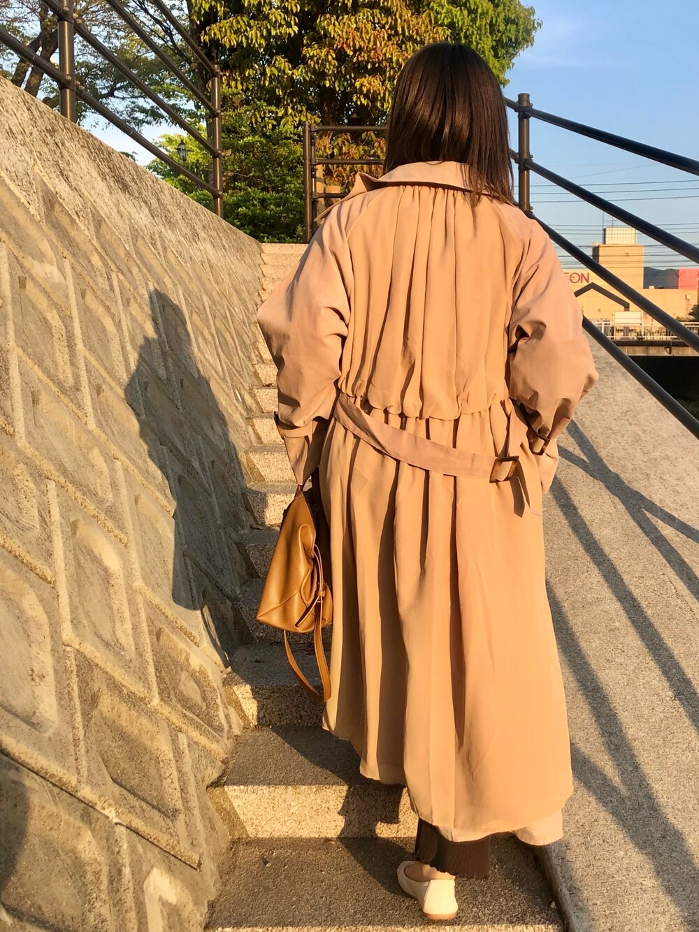 「パンツスタイル、シンプル、春夏コーデ、大人コーデ、休日コーデ、大人カジュアル」｜「Chillfarのバックジョーゼットトレンチコート（トレンチコート、ベージュ系）」を使った、yumi.さん（レディース・151cm）の春コーディネートの1枚目の写真