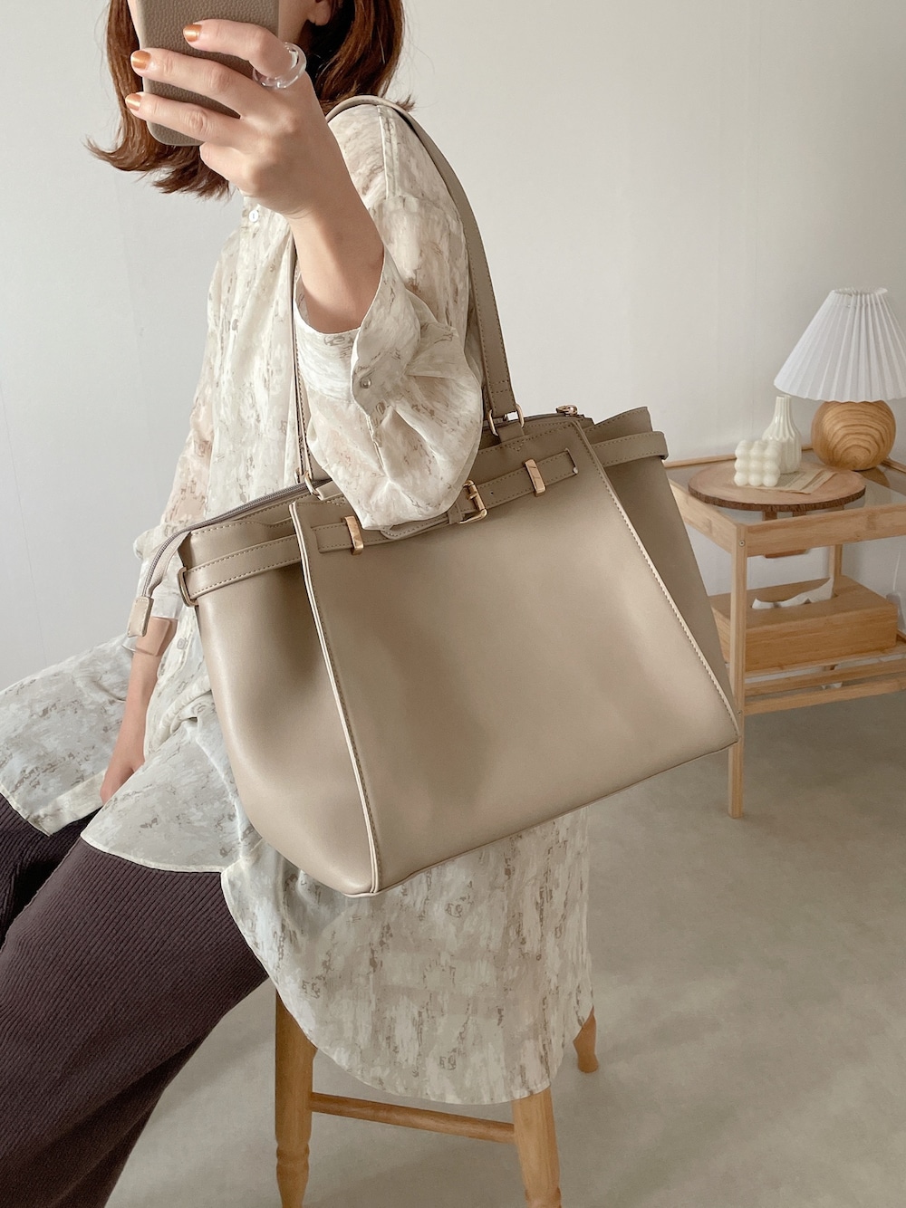 「これが私をアゲる服、春夏コーデ、シンプル、ビジネススタイル、オフィスカジュアル、通勤バッグ」｜「GUSCIOの【グッシオベーシック】ビジネストートバッグ　ポーチ付き（ビジネスバッグ、ベージュ系）」を使った、yumi.さん（レディース・151cm）の春コーディネートの1枚目の写真