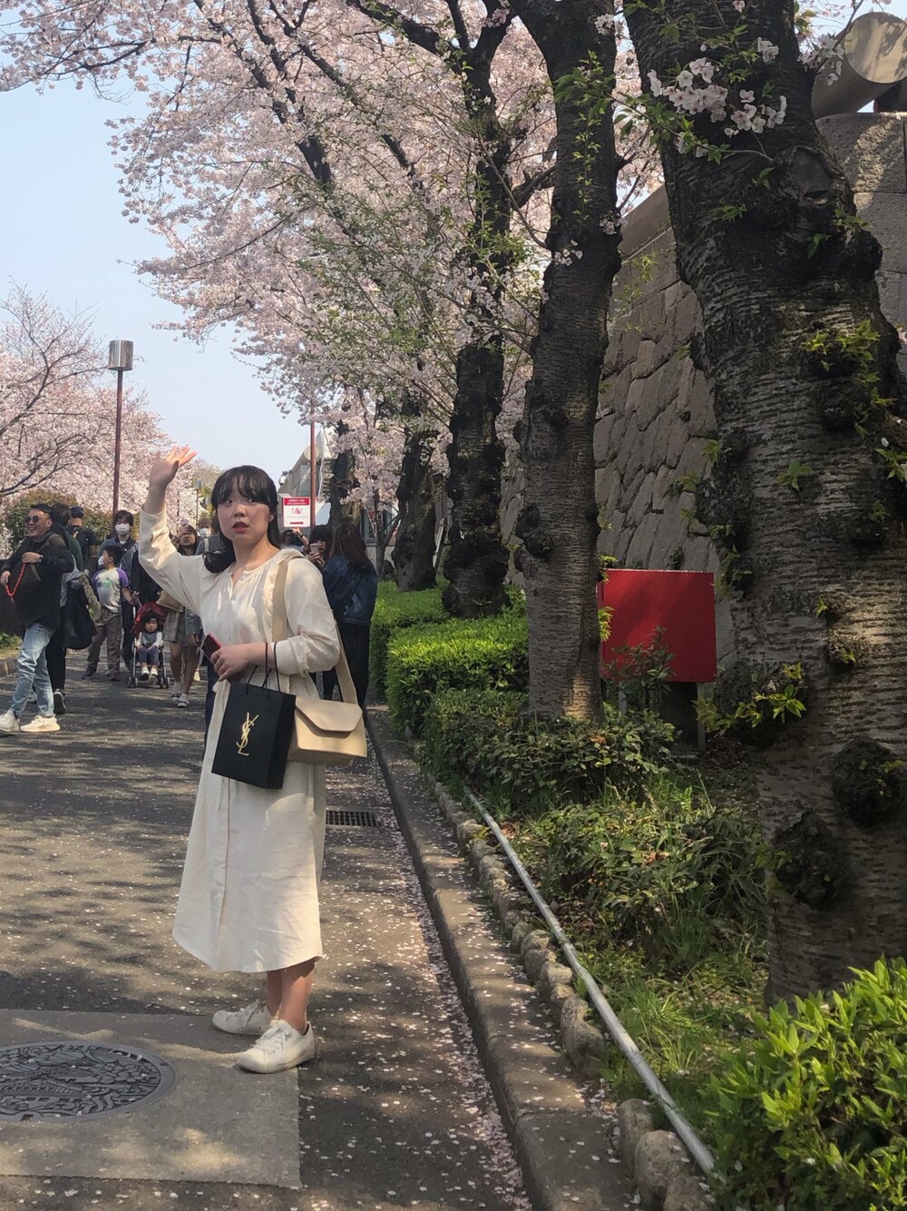 「花見、ワンピース、無印良品、春コーデ」｜「언더비のアイテム（ワンピース、ホワイト系）」を使った、minju🐷さん（レディース・157cm）の春コーディネートの1枚目の写真