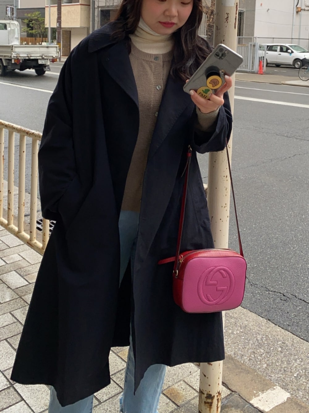 「シンプルコーデ、休日スタイル、プチプラ、カジュアルコーデ、ブラウンコーデ、デニムパンツ、韓国ファッション、韓国好きな人と繋がりたい」｜「GUCCIのアイテム（ショルダーバッグ、ピンク系）」を使った、minju🐷さん（レディース・157cm）の冬コーディネートの1枚目の写真