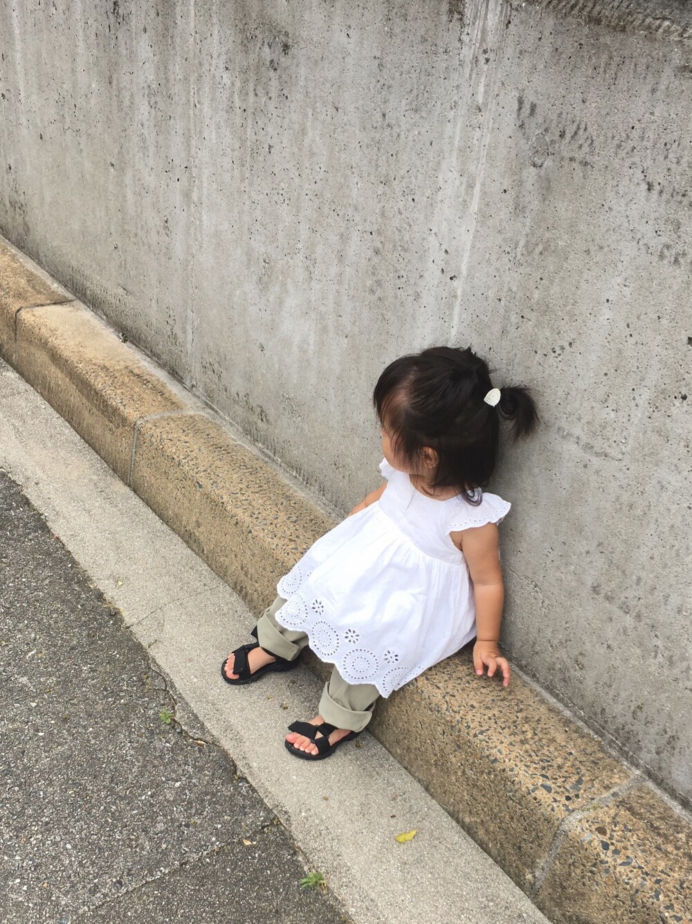 ホワイト系のTシャツ/カットソー、グリーン系のその他パンツ、ブラック系のサンダルを着用したレディースの夏コーディネートの1枚目の写真