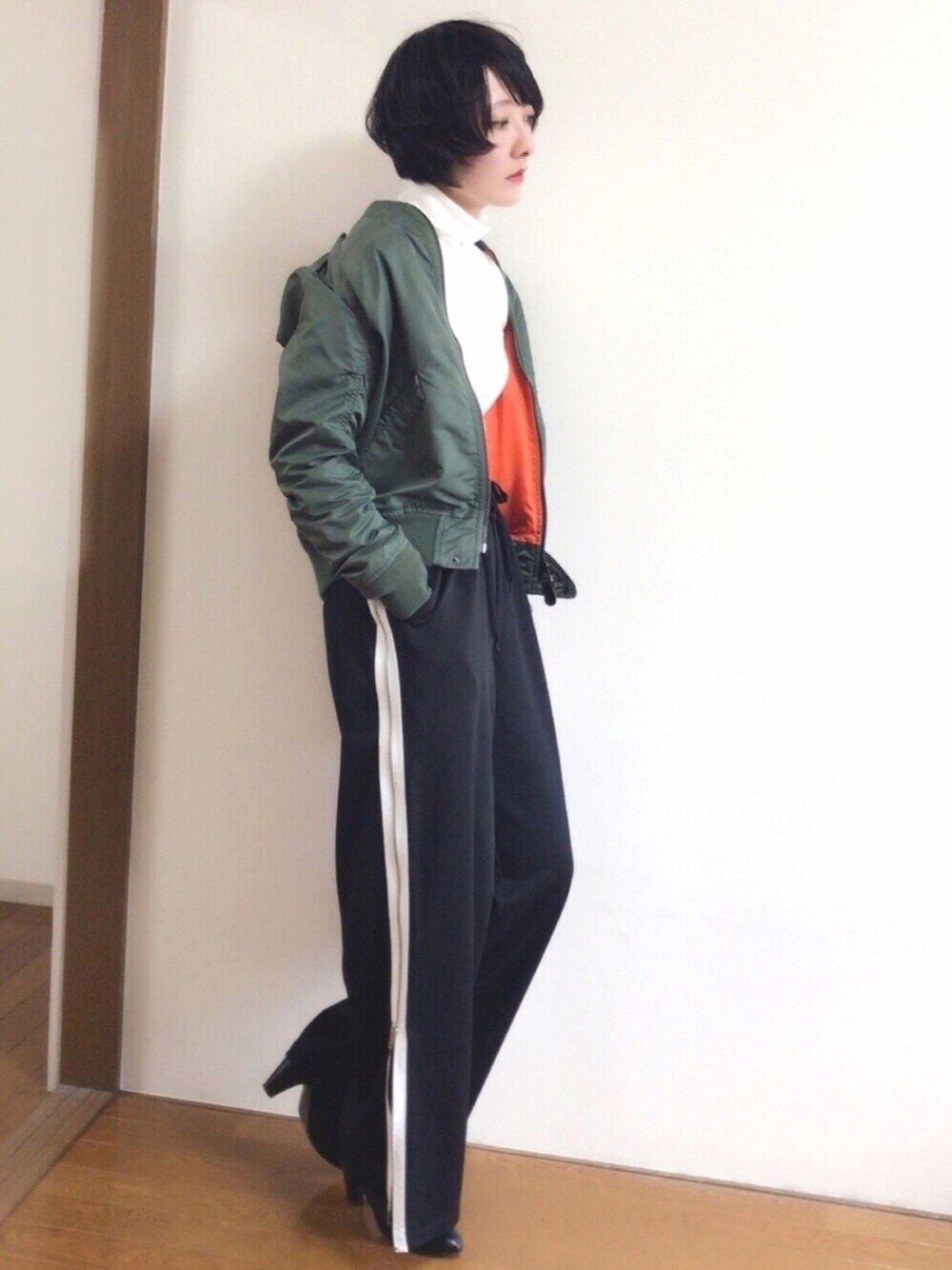 「ジャージ、ジャージーパンツ、シンプル、ootd、大人コーデ、ホワイト、ワイドパンツ、L2-B、murua、スプリングSENSEOFPLACE」｜「AVIREXのavirex/ アヴィレックス/ L-2B COMMERCIAL/ L-2B コマーシャル（ミリタリージャケット、グリーン系）」を使った、miki wさん（レディース・165cm）の春コーディネートの1枚目の写真