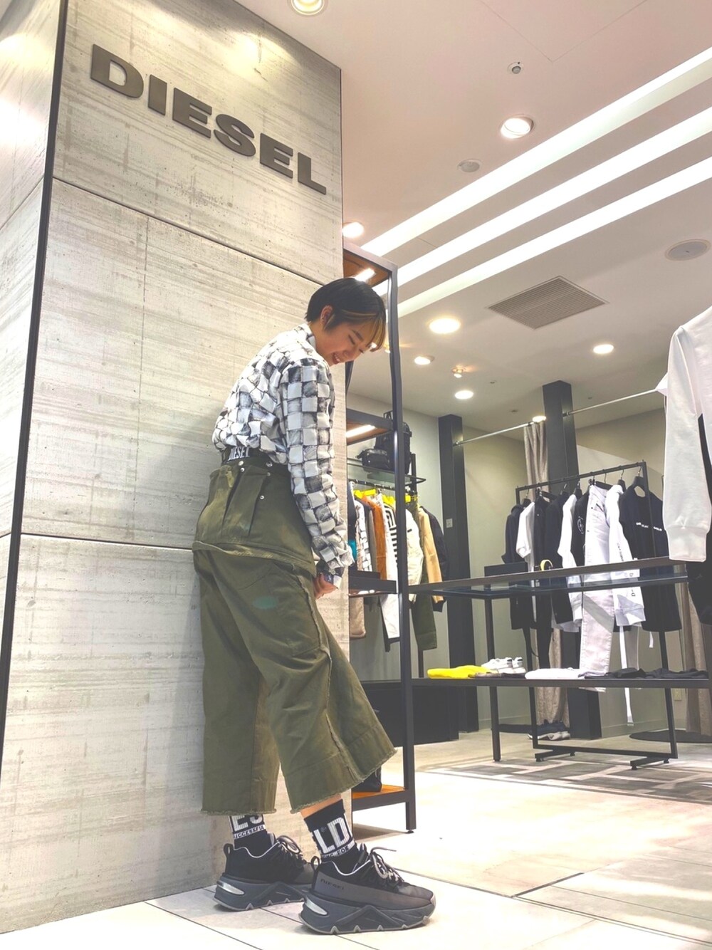 「ディーゼル、春コーデ、20ss、おしゃれさんと繋がりたい、低身長、ワイドパンツ、メンズライク、ootd、onlythebrave」｜「DIESELのメンズ シャツ 手書きデザイン チェックシャツ（シャツ/ブラウス、ホワイト系）」を使った、Rieruさん（レディース・155cm）の冬コーディネートの1枚目の写真