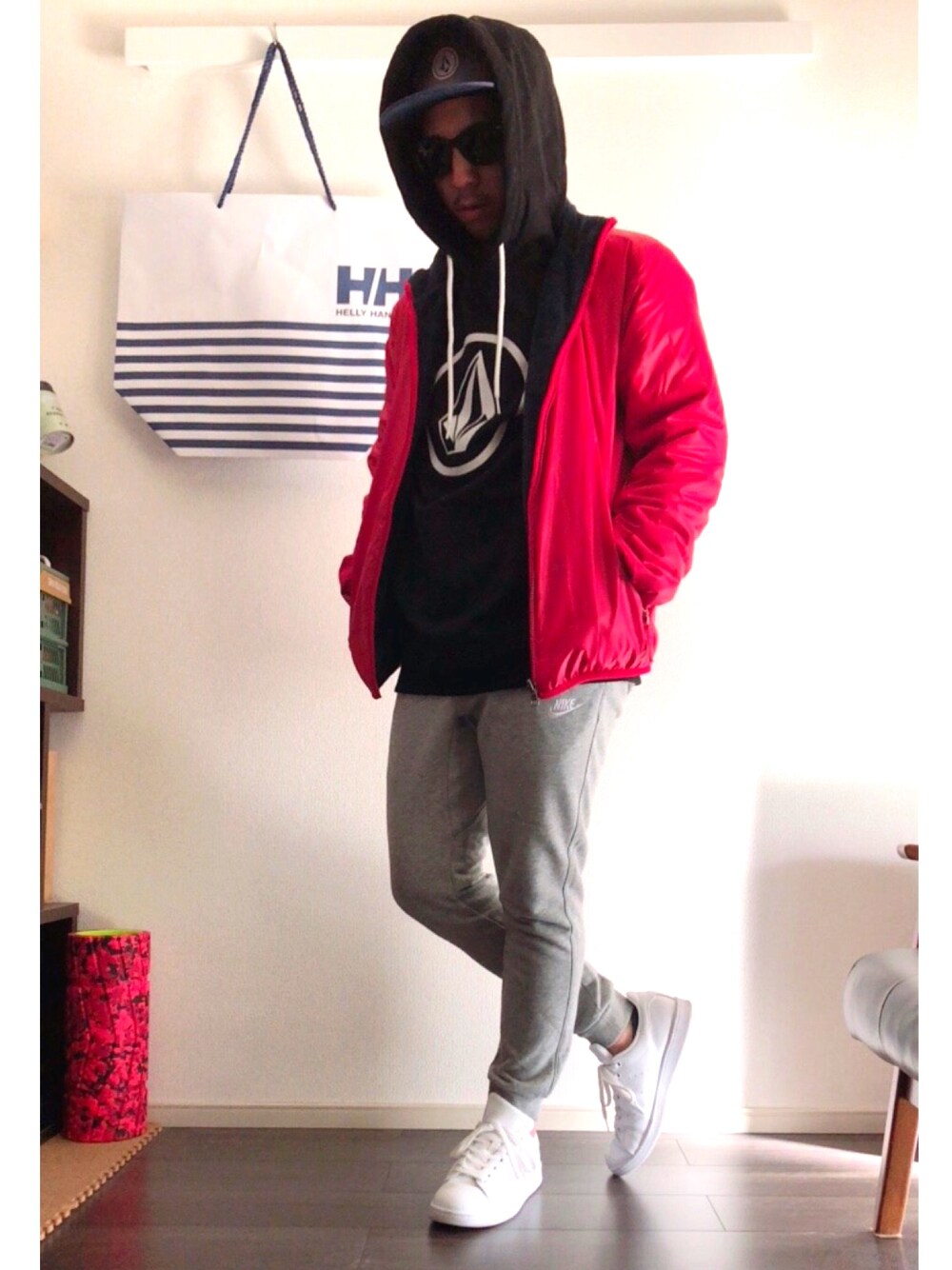 「VOLCOM、ray ban、UNIQLO、NIKE、adidas」｜「UNIQLOのアイテム（ブルゾン、レッド系）」を使った、monさん（メンズ・165cm）の冬コーディネートの1枚目の写真