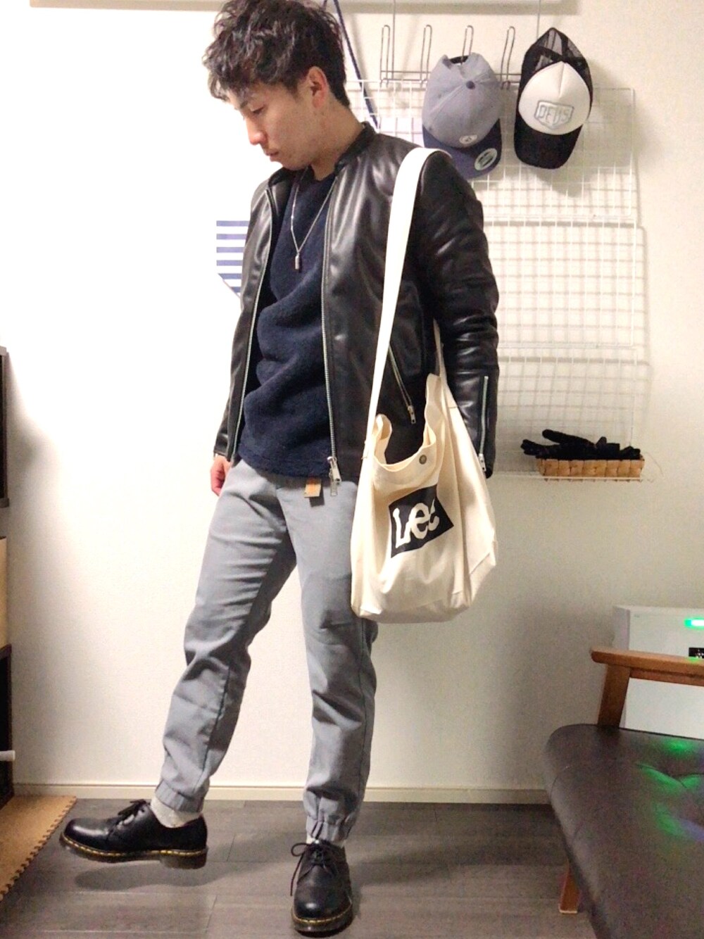 「おしゃれさんと繋がりたい、AZUL by moussy、レザージャケット、nano・universe、ボアフリース、UNIQLO、ジョガーパンツ、Dr.Martens、LEE、ショルダーバッグ」｜「AZUL by moussyの合皮中綿シングルライダース（ブルゾン、ブラック系）」を使った、monさん（メンズ・165cm）の冬コーディネートの1枚目の写真