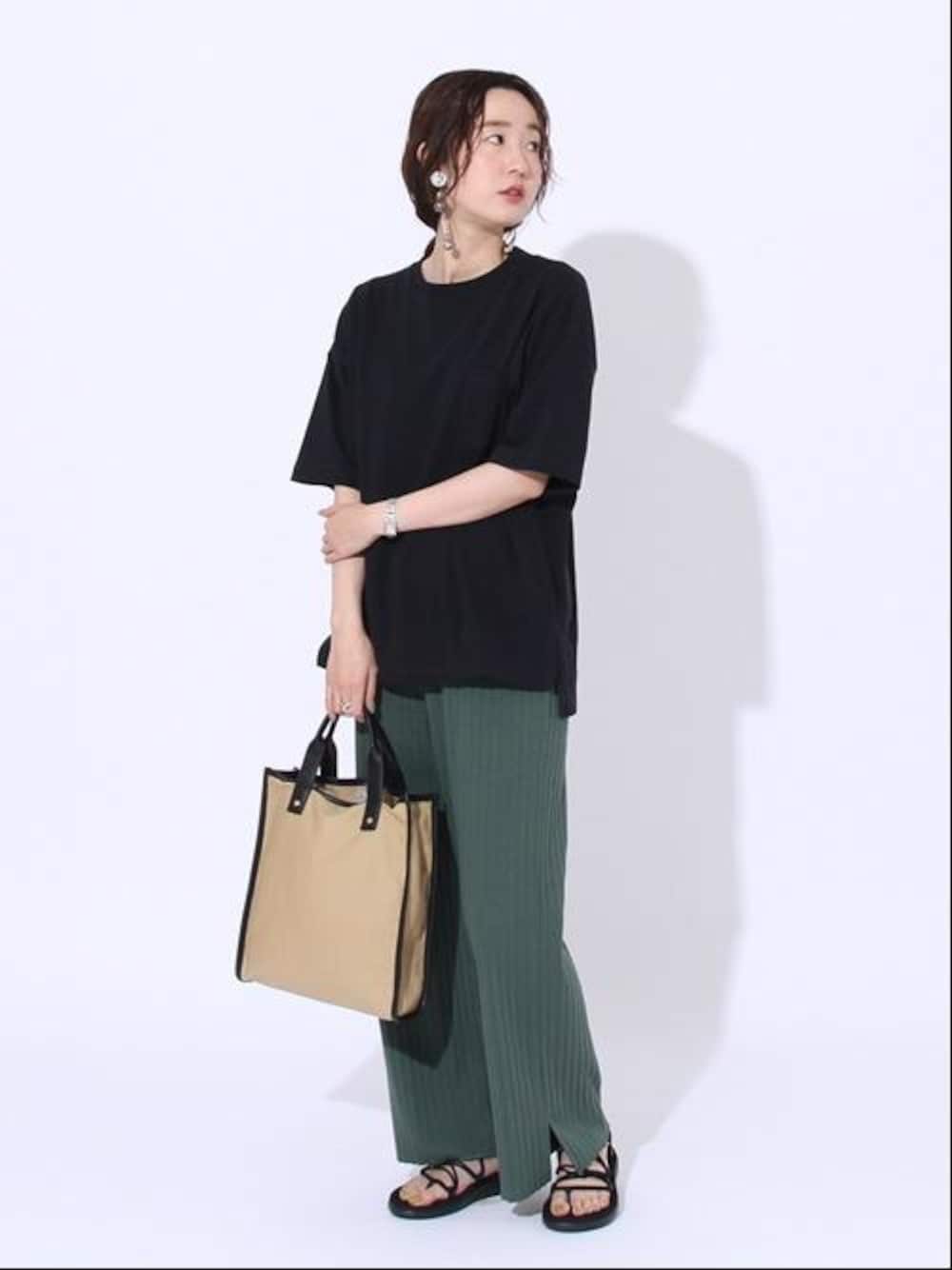 「リブパンツ、レースアップ、coen、楽チンコーデ、コーエン、サンダルコーデ、ポケットT、サマーブラック、USAコットン、夏Tコーデ」｜「coenのレースアップスポーツサンダル（サンダル、ブラック系）」を使った、coen ハヤシライコさん（レディース・160cm）の夏コーディネートの1枚目の写真