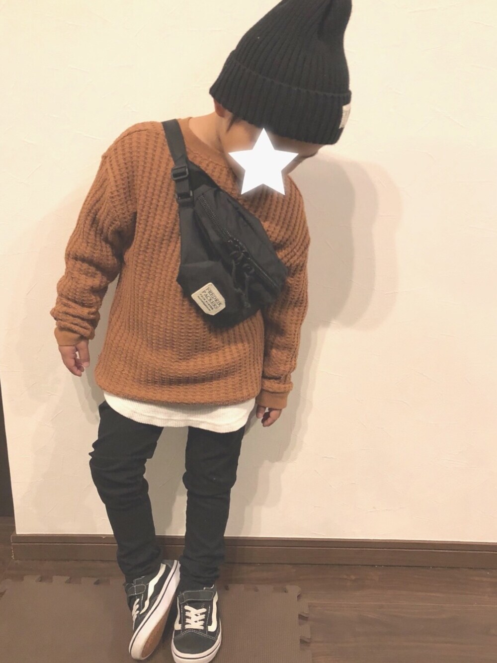 「キッズファッション、カジュアル、シンプルコーデ、おとこのこ、男の子、むすこーで、kids、サコッシュ、オールドスクール、テラコッタ」｜「GLOBAL WORKの【キッズ】ワッフルプルオーバー長袖/767483（Tシャツ/カットソー、ブラウン系）」を使った、mosomiii☺︎さん（キッズ・110cm）の冬コーディネートの1枚目の写真
