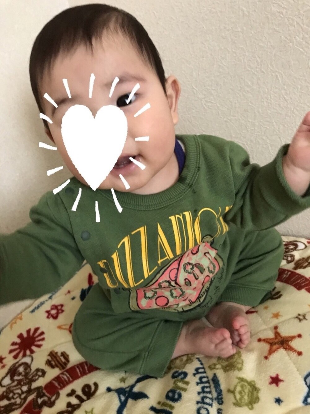 「赤ちゃん、ロンパース、ピザ、おとこのこ、おすわり、8カ月」｜「BREEZEのフード柄カバーオール（ロンパース、グリーン系）」を使った、Da-r!さん（キッズ・70cm）の冬コーディネートの1枚目の写真