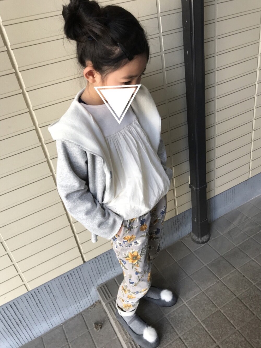 「キッズファッション、おんなのこ、休日スタイル、ptite main、BREEZE、RADCHAP、7歳」｜「petit mainのアイテム（Tシャツ/カットソー、ホワイト系）」を使った、Da-r!さん（キッズ・120cm）の冬コーディネートの1枚目の写真