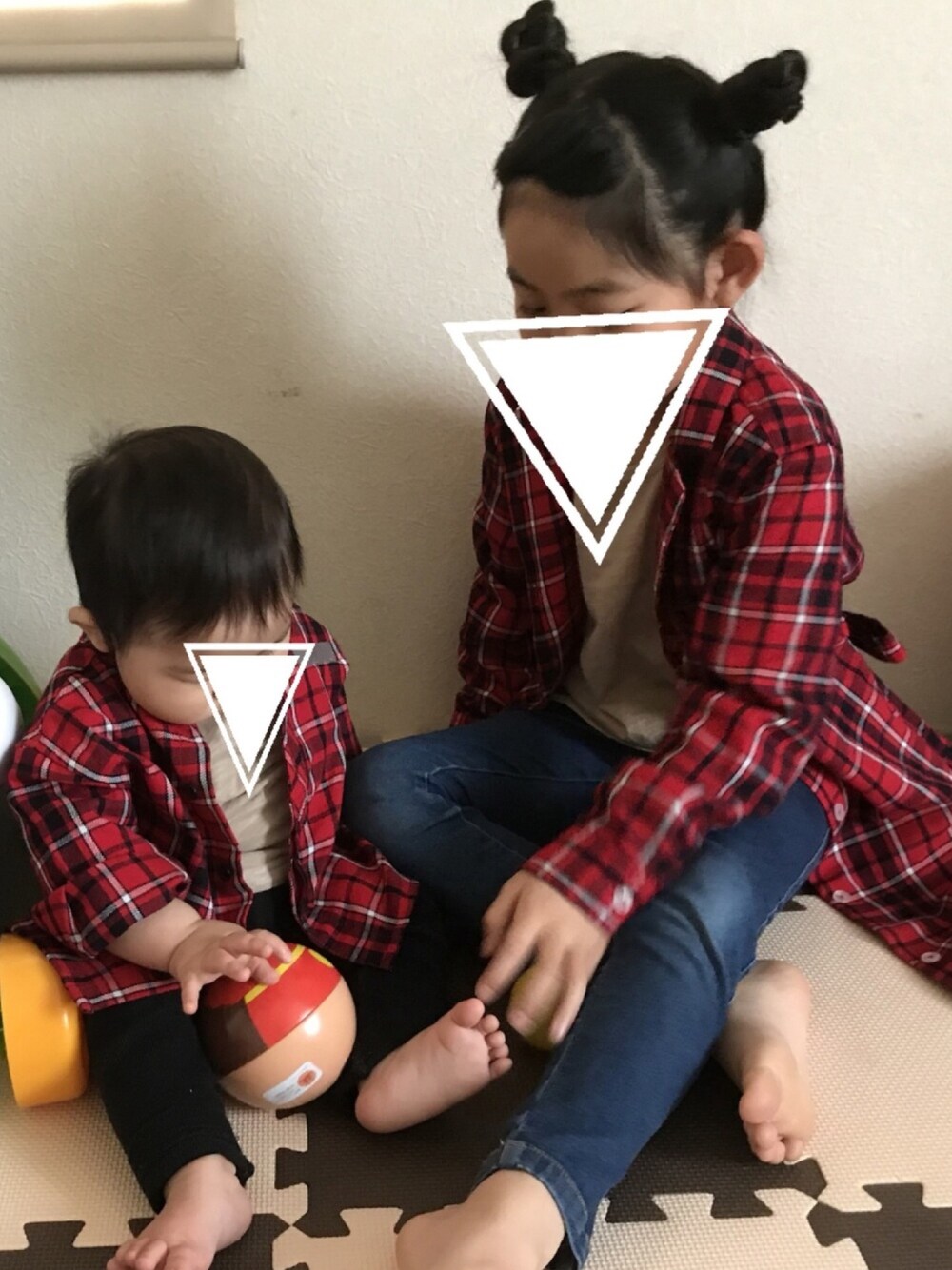 「キッズコーデ、男の子コーデ、女の子コーデ、なかよし、チェックシャツ、チェックワンピース、おそろいコーデ、7歳、9カ月、アプレレクール」｜「MARKEY'Sのアイテム（Tシャツ/カットソー、ベージュ系）」を使った、Da-r!さん（キッズ・120cm）の春コーディネートの1枚目の写真