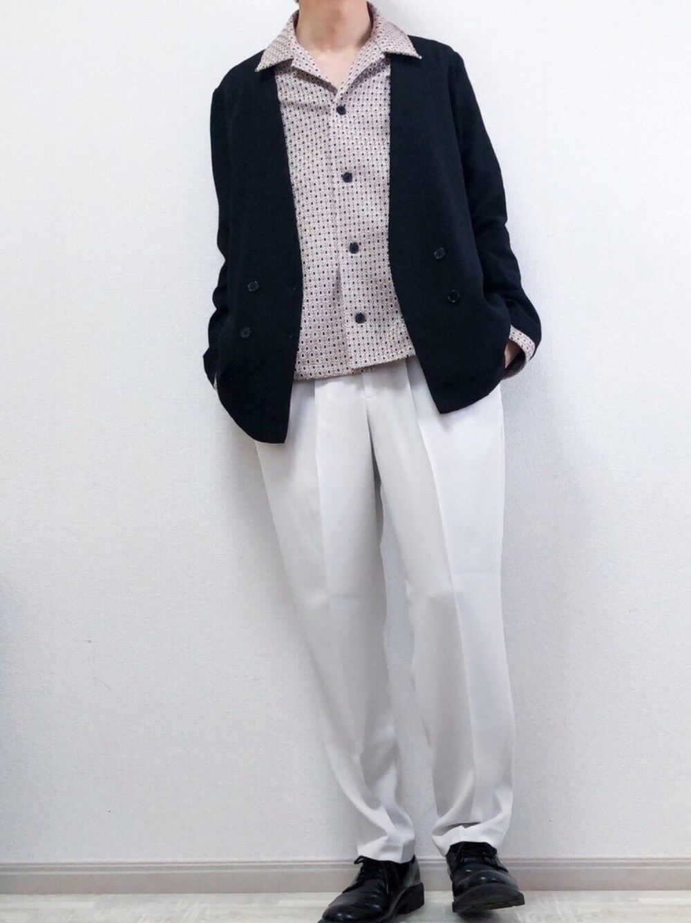 ブラック系のノーカラージャケット、ピンク系のシャツ/ブラウス、ホワイト系のパンツを着用したメンズの冬コーディネートの1枚目の写真