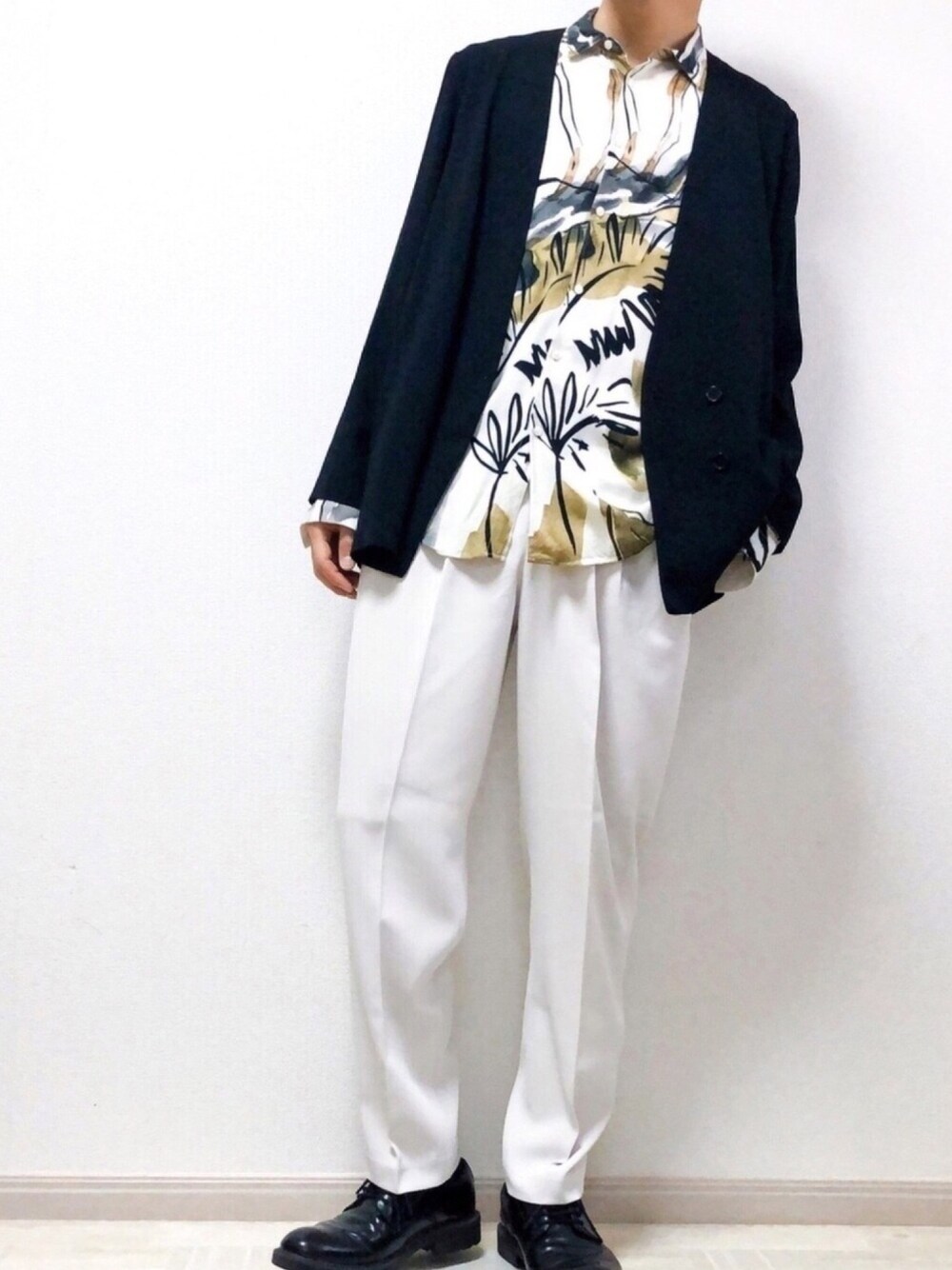 「おしゃれさんと繋がりたい、いいね、save、フォローお願いします🤑、休日スタイル、柄シャツ、白パンツ、ホワイトパンツ、プチプラ、ZARA」｜「GUのアイテム（ノーカラージャケット、ブラック系）」を使った、 kajiiiさん（メンズ・172cm）の春コーディネートの1枚目の写真