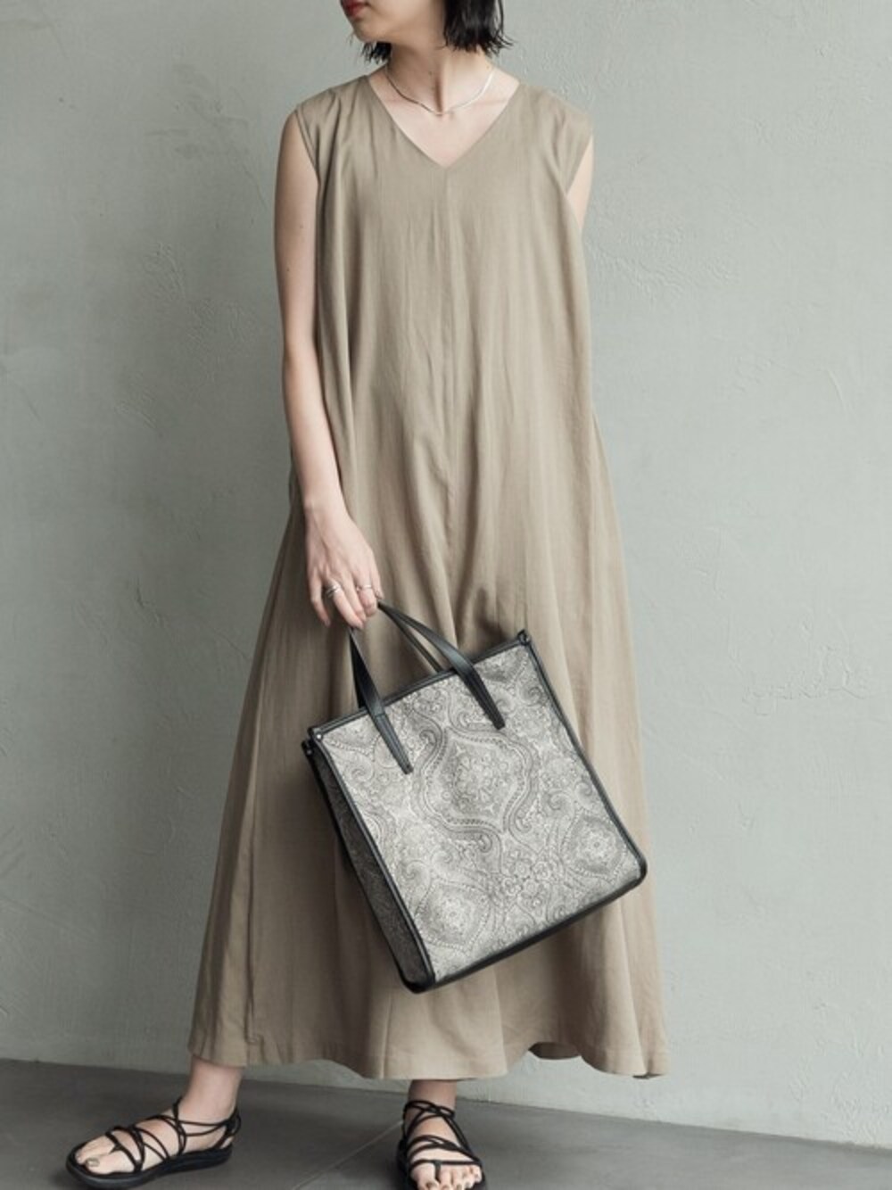 ベージュ系のつなぎ/オールインワン、ブラック系のサンダルを着用したレディースの夏コーディネートの1枚目の写真