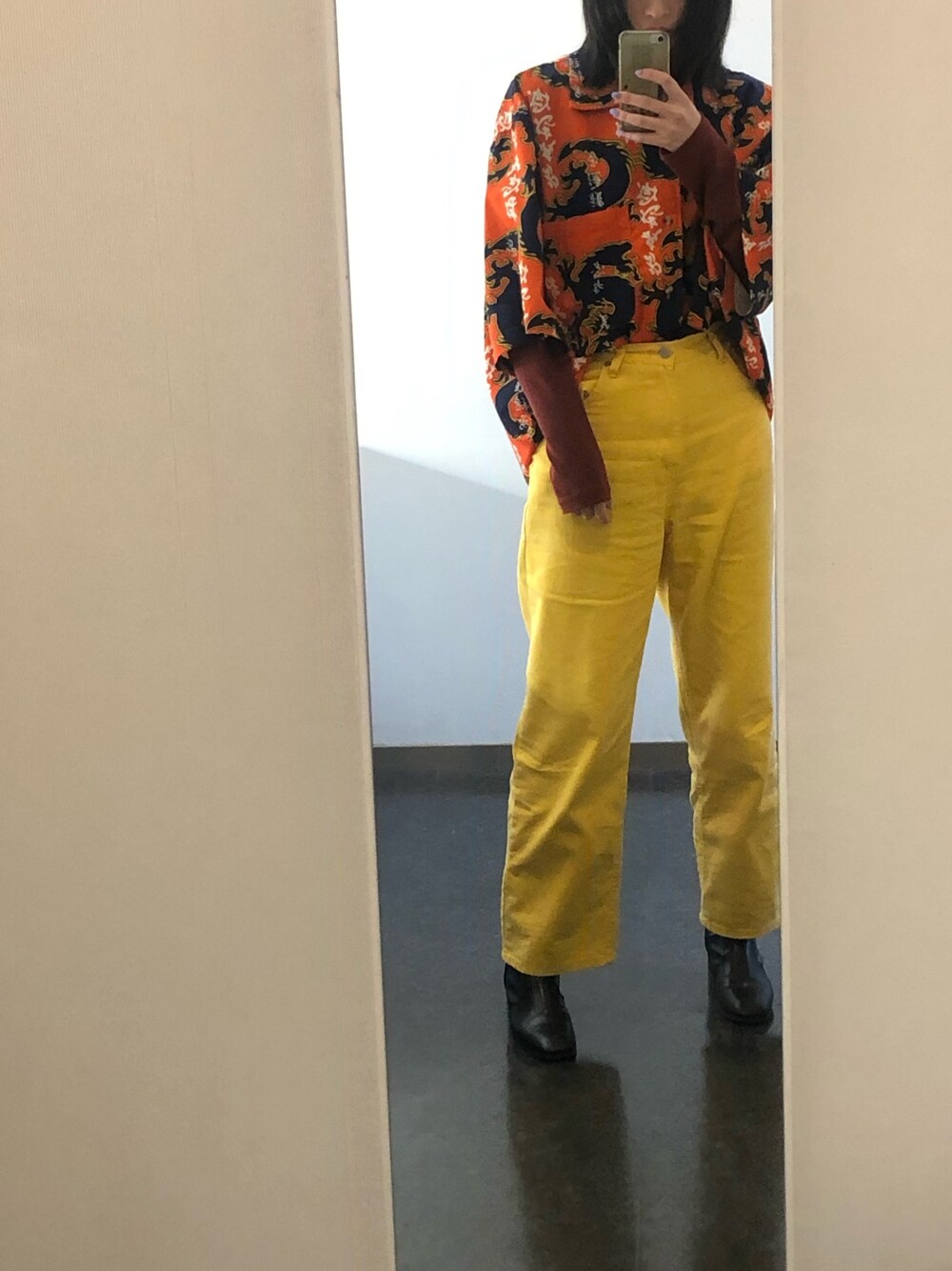 「シャツ、柄シャツ、暖色系、GU、Lily Brown、古着、古着MIX、派手、秋冬コーデ、ブーツ」｜「LILY BROWNのアイテム（ブーツ、ブラック系）」を使った、Shio Komatsuさん（レディース・171cm）の冬コーディネートの1枚目の写真