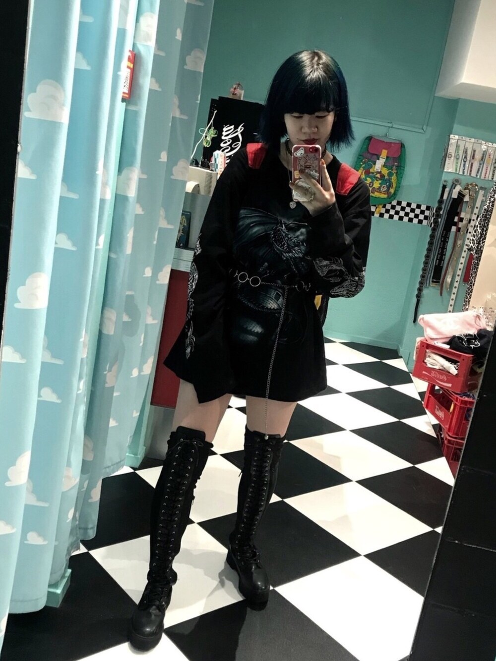 「ブラックコーデ、ブラック、ロングブーツ、FOREVER 21、FOREVER21、夏コーデ、ロンT、袖プリント」｜「FOREVER 21のアイテム（ブーツ、ブラック系）」を使った、みきてぃ。さん（レディース・168cm）の春コーディネートの1枚目の写真