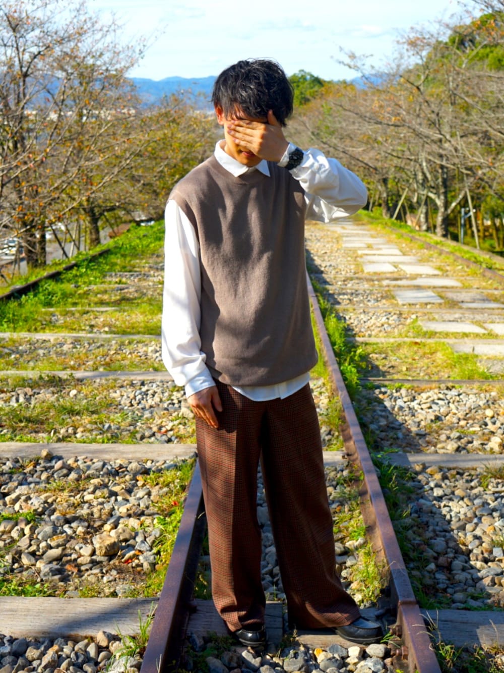 「秋コーデ、お洒落さんとつながりたい、ニットベスト×シャツ」｜「HAREのBIGピンオックスボタンダウンシャツ(HARE)（シャツ/ブラウス、ホワイト系）」を使った、yusu01さん（メンズ・165cm）の秋コーディネートの1枚目の写真