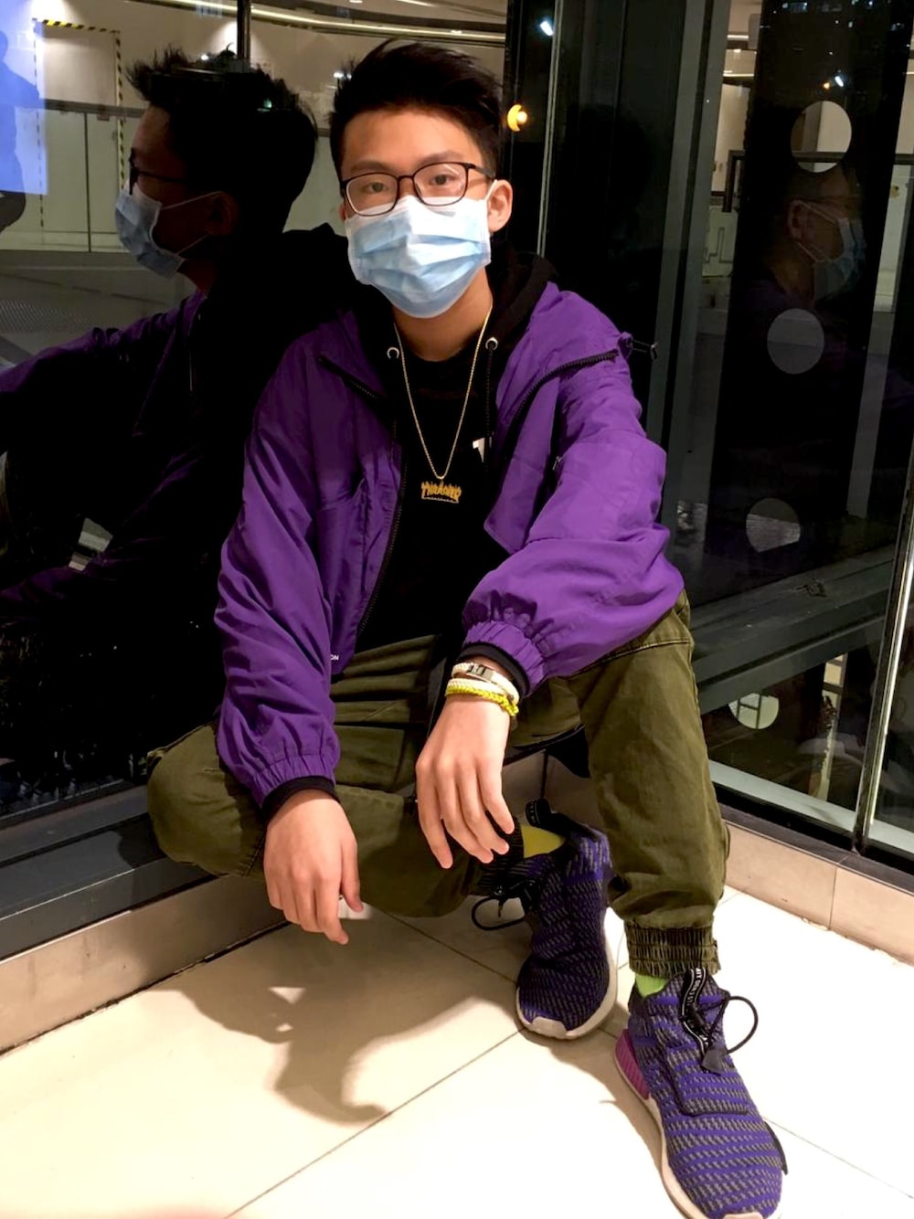 「THRASHERのアイテム（パーカー、ブラック系）」を使った、Kyle Looさん（メンズ・168cm）の冬コーディネートの1枚目の写真