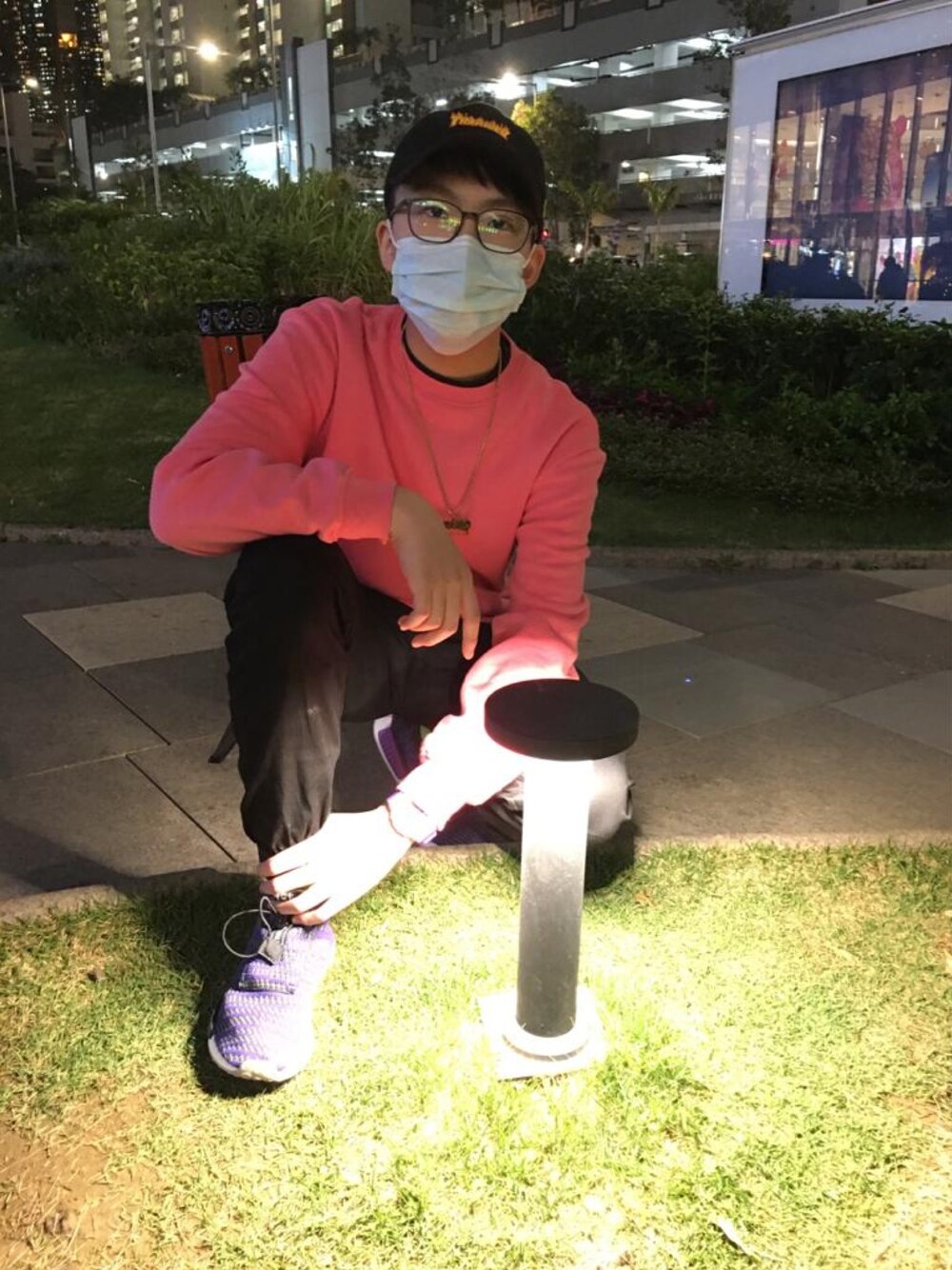 「AAPE BY A BATHING APEのアイテム（その他パンツ、ブラック系）」を使った、Kyle Looさん（メンズ・168cm）の冬コーディネートの1枚目の写真