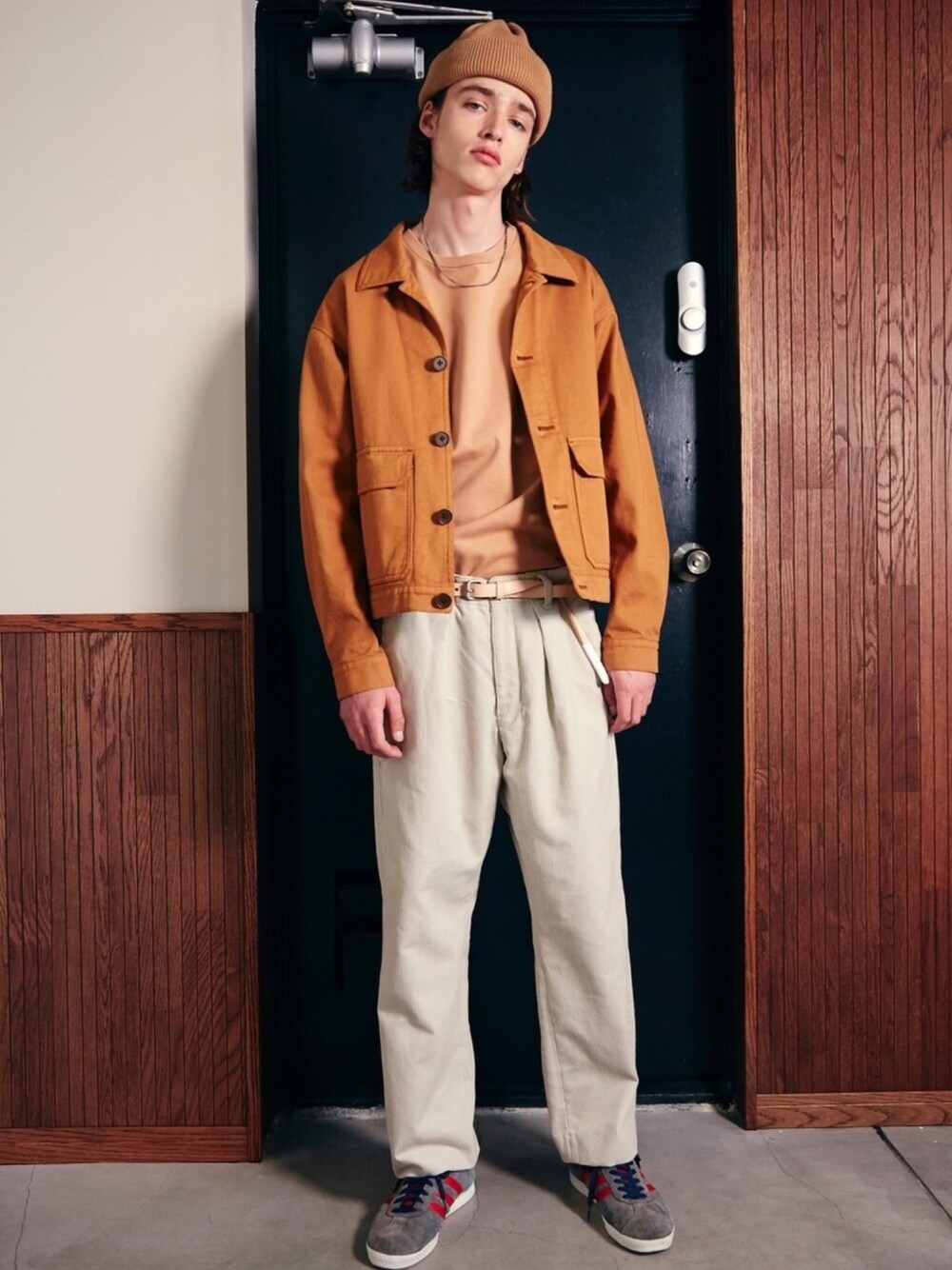 「LIDnM、LIDnMコーデ、カバーオール、ワントーンコーデ、シンプル、春、春コーデ、スニーカー、タックイン」｜「LIDNMのガーメントダイカバーオール（カバーオール、ベージュ系）」を使った、LIDNMさん（メンズ・180cm）の春コーディネートの1枚目の写真
