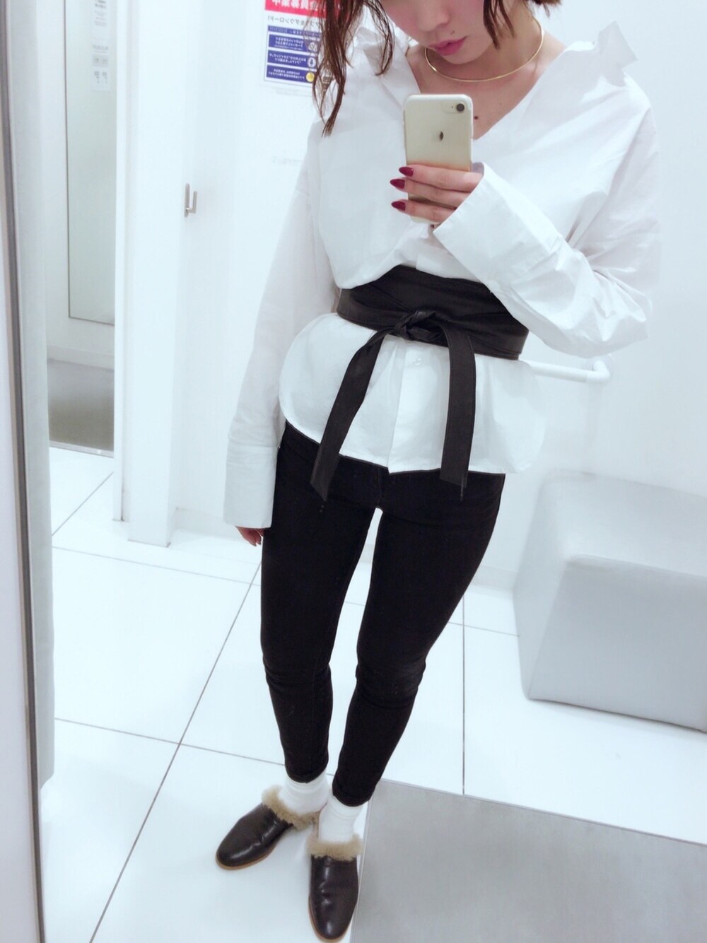 「バブーシュ、黒スキニー、ビッグシルエット、白シャツ、サッシュベルト、fashion、春コーデ、ジーユーコーデ、ジーユー、ZARA」｜「GUのアイテム（シャツ/ブラウス、ホワイト系）」を使った、M A M Iさん（レディース・162cm）の冬コーディネートの1枚目の写真