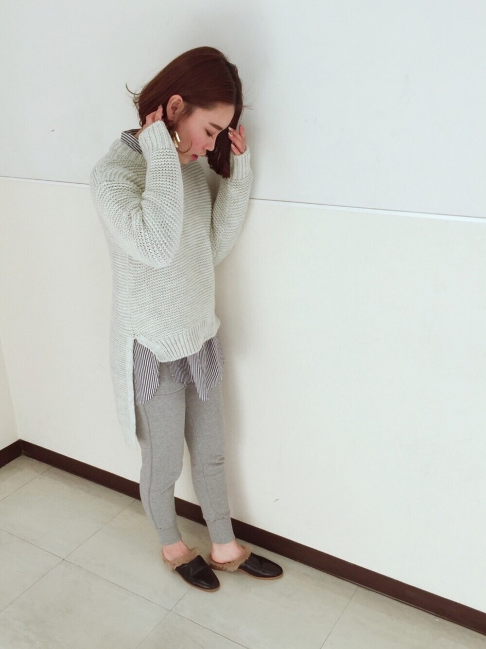 「ootd、outfit、バブーシュ、ジーユー、ストライプシャツ、ニット、ビッグシルエット、スウェットパンツ、ビックシャツ、ストライプ」｜「GUのアイテム（ニット/セーター、グレー系）」を使った、M A M Iさん（レディース・162cm）の冬コーディネートの1枚目の写真