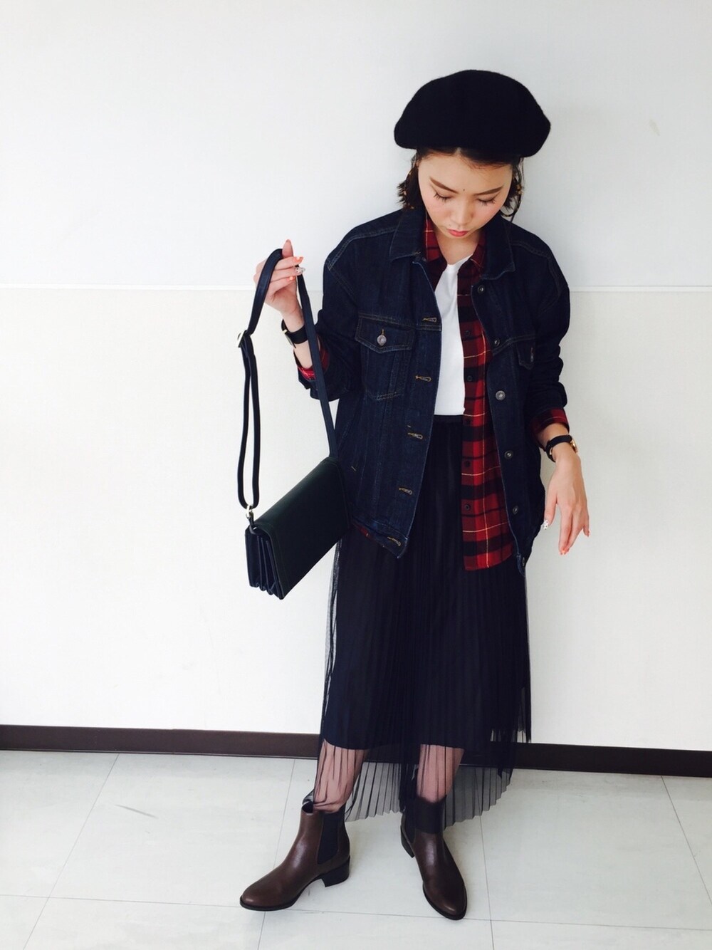 「カジュアル、ootd、outfit、デニム、ジーユー、チュールスカート、デニムジャケット、白Tシャツ、チェックシャツ、サイドゴアブーツ」｜「GUのアイテム（ハンチング/ベレー帽、ブラック系）」を使った、M A M Iさん（レディース・162cm）の冬コーディネートの1枚目の写真