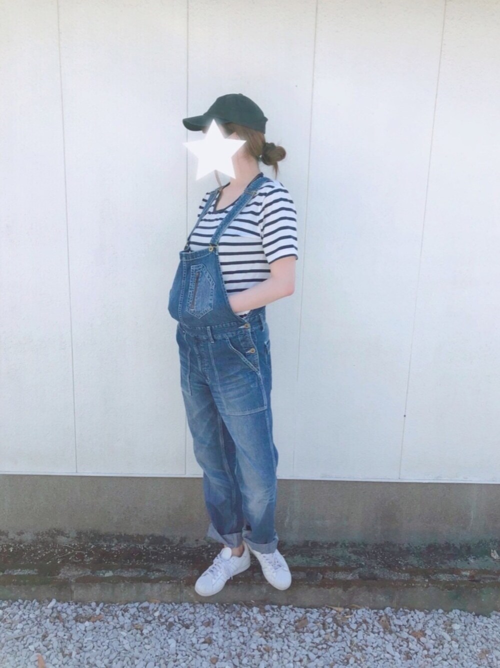 「春、キャップ、ボーダー、デニム、オーバーオール、GU、ハレ(HARE)、アディダス(adidas)、カジュアル、まとめ髪」｜「GUのアイテム（Tシャツ/カットソー、ブラック系）」を使った、mさん（レディース・172cm）の春コーディネートの1枚目の写真