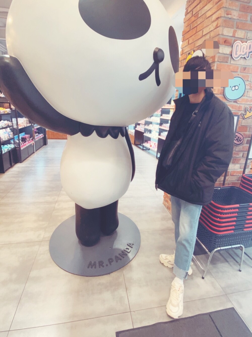 「韓国のアイテム（デニムパンツ、ブルー系）」を使った、服好きな高校生🦀さん（メンズ・178cm）の春コーディネートの1枚目の写真