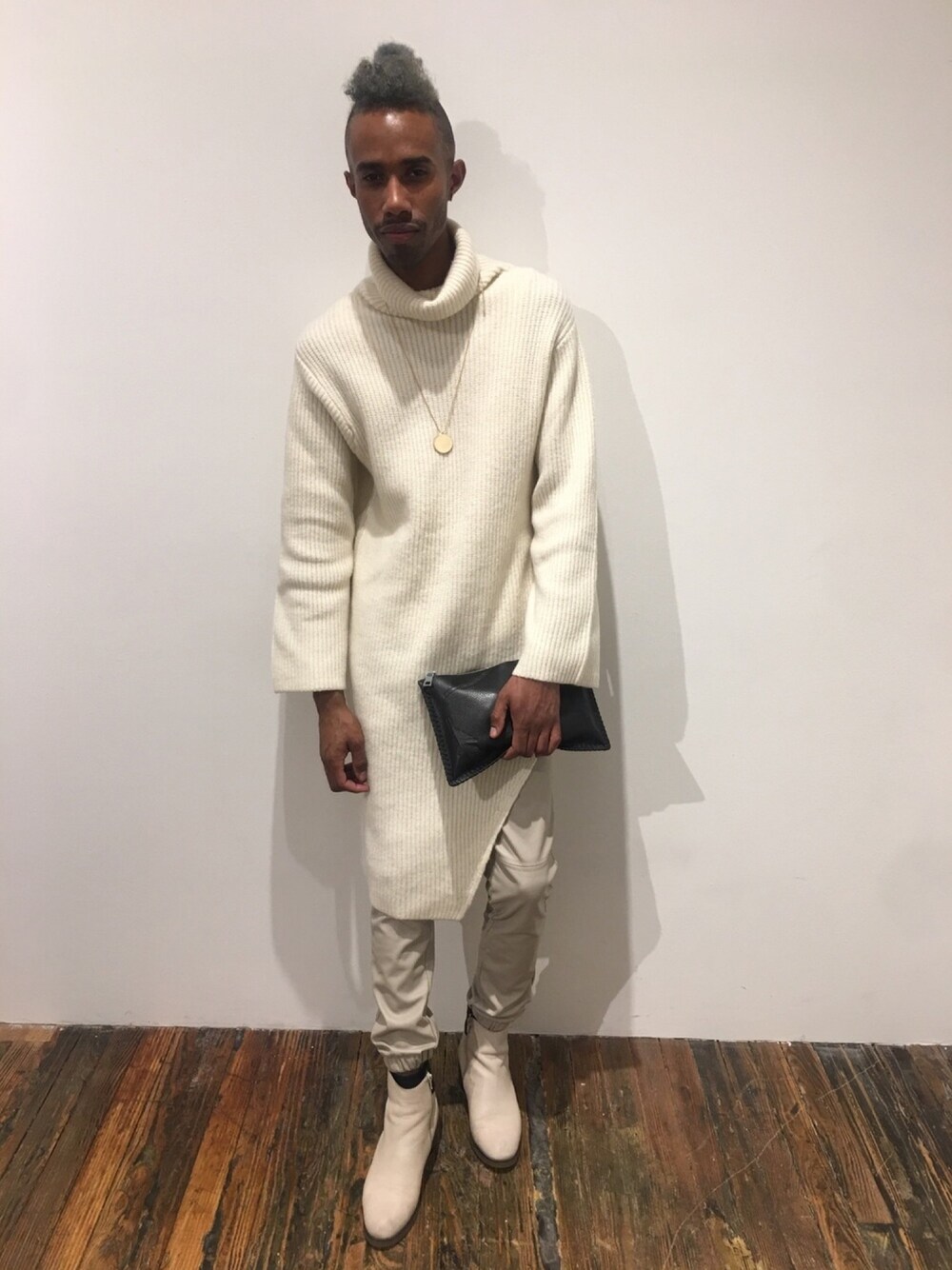「winterchic、datenight、holiday」｜「H&Mのアイテム（チュニック、ベージュ系）」を使った、luiindigoさん（メンズ・180cm）の冬コーディネートの1枚目の写真