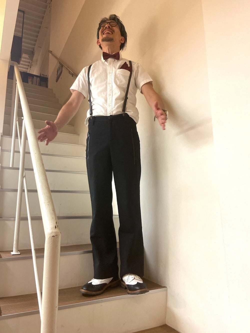 「正装、モノトーン、サスペンダー、ボウタイ、蝶ネクタイ、タックイン、夏、シンプルコーデ、シャツスタイル、美容師」｜「atoの20/10 BROKEN TWILL  WIDE PT（デニムパンツ、ブラック系）」を使った、kutuoさん（メンズ・174cm）の夏コーディネートの1枚目の写真