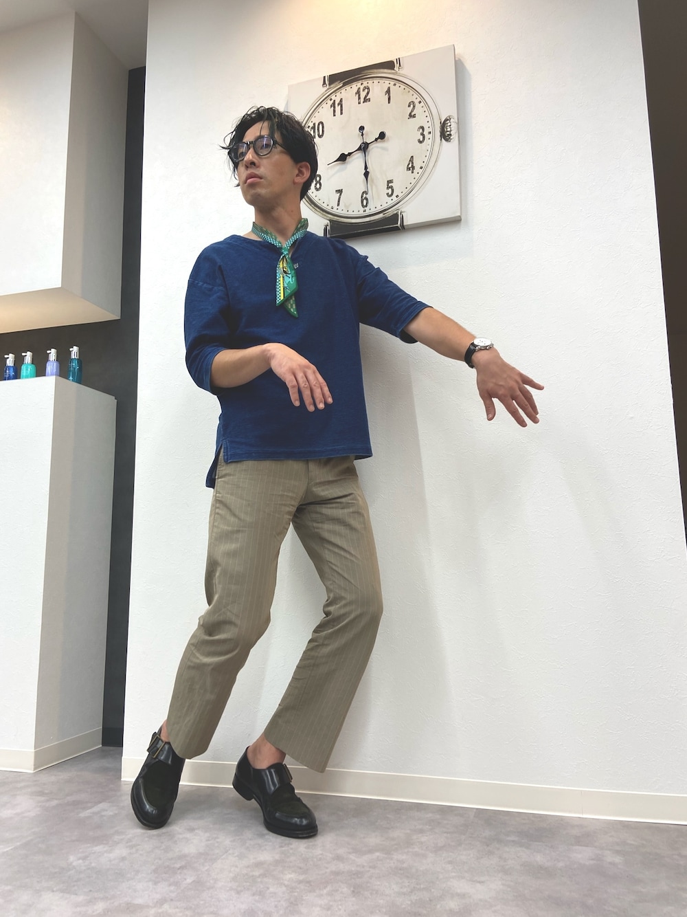「スカーフ、Tシャツ、ストライプパンツ、ベージュパンツ、革靴、美容師、大人コーデ」｜「no brandのアイテム（ストール/ショール、グリーン系）」を使った、kutuoさん（メンズ・174cm）の夏コーディネートの1枚目の写真