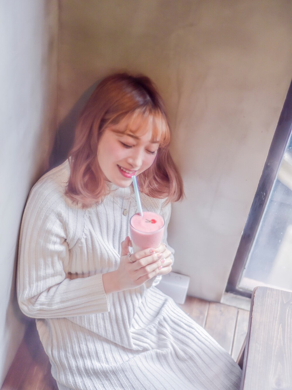 「ニット」｜「STYLENANDAのアイテム（ニット/セーター、ホワイト系）」を使った、Katrina Cmさん（レディース・170cm）の冬コーディネートの1枚目の写真