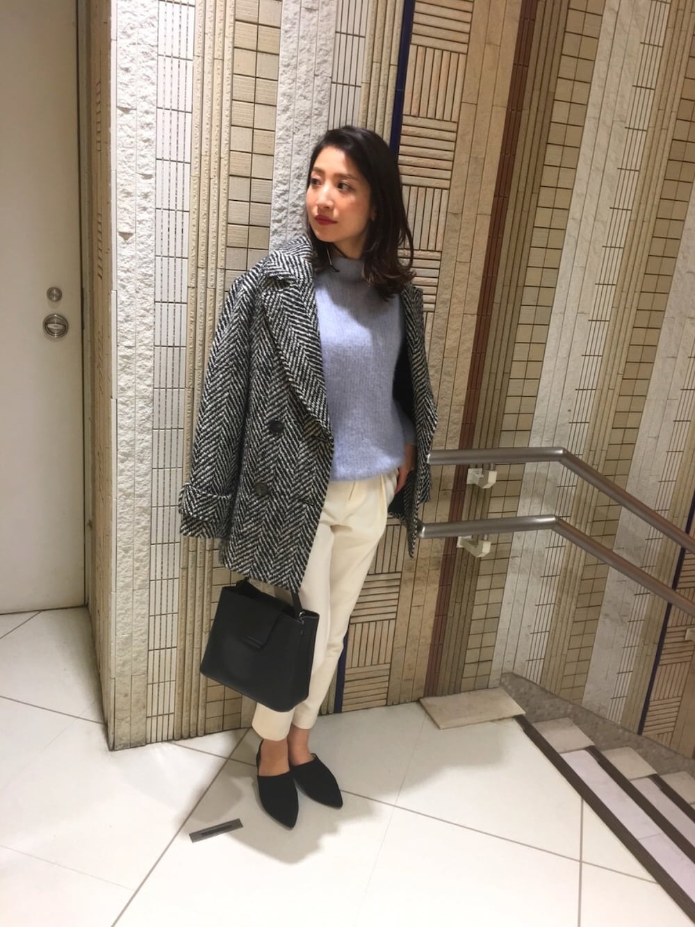 「ブルーニット、大人カジュアル、アイボリーパンツ、タックパンツ、冬、ママファッション、あったかコーデ」｜「TONALの(ウール)ツイードダブルショートコート（テーラードジャケット、その他）」を使った、AOI(Tonal)さん（レディース・158cm）の秋コーディネートの1枚目の写真