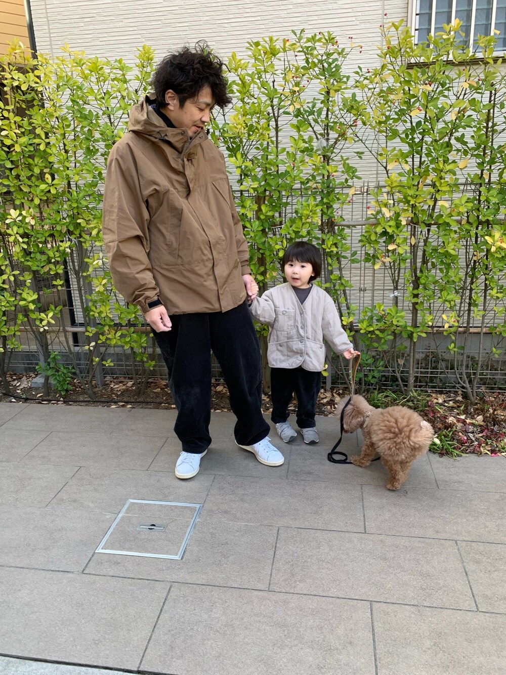 「おとこのこ、むすこーで、こどもコーデ、親子コーデ、冬コーデ、休日コーデ、オーバーサイズ、スニーカー」｜「韓国子供服のアイテム（その他アウター、ベージュ系）」を使った、しんぱぱさん（メンズ・90cm）の冬コーディネートの1枚目の写真
