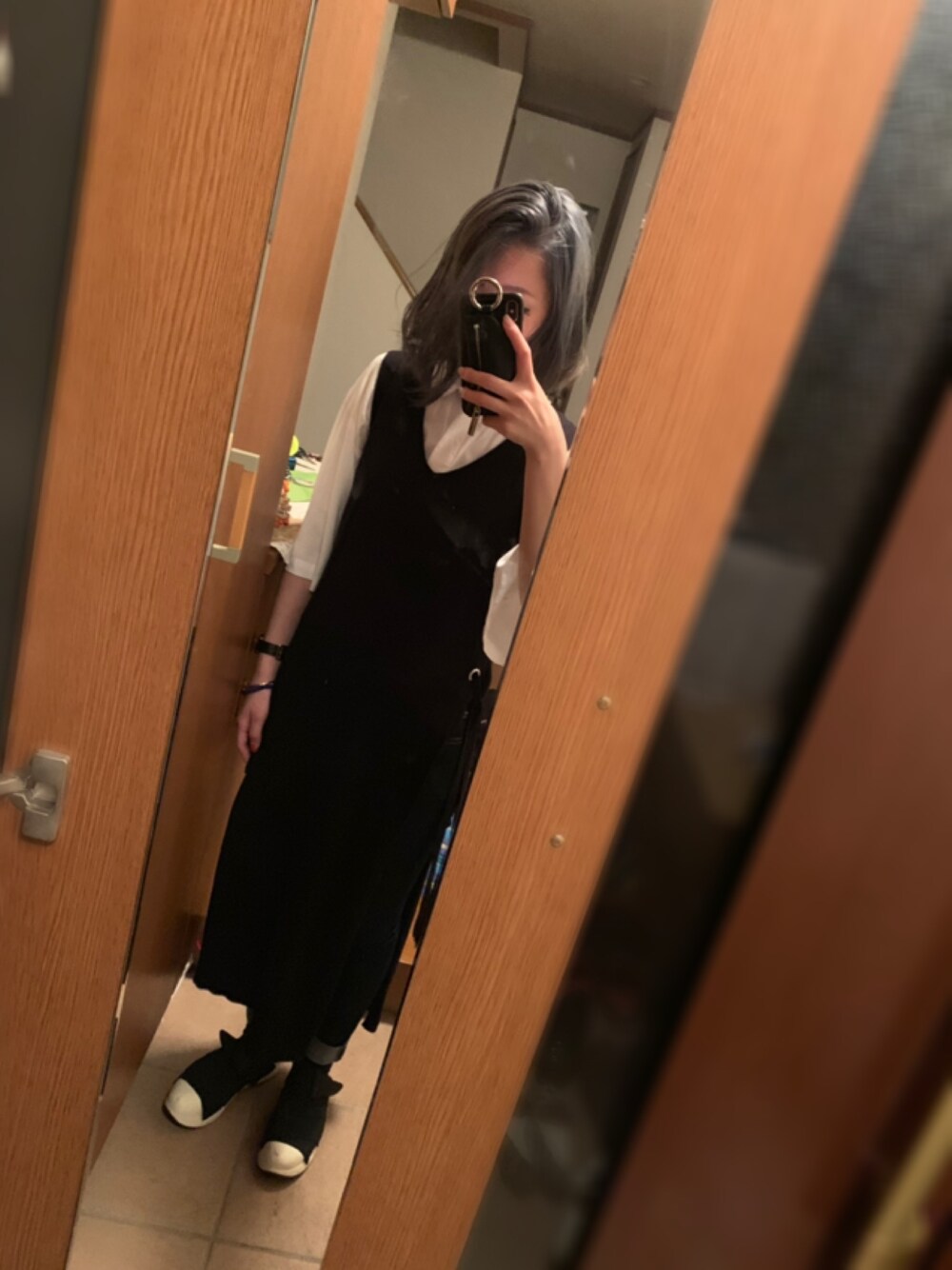 「ajew、SLY、fessura、SENSE OF PLACE by URBAN RESEAR、モノトーン、白×黒、シンプル、カジュアル、デニム、ボーイッシュ」｜「SLYのSIDE LACE UP HG LONG BIBS（タンクトップ、ブラック系）」を使った、がんでんさん（レディース・160cm）の春コーディネートの1枚目の写真