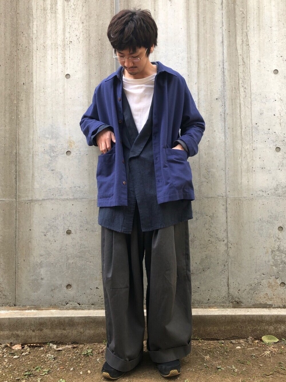 「シンプル、大人カジュアル、スニーカーコーデ、ゆるコーデ、春アウター、ワイドパンツ、レイヤードスタイル、フレンチカジュアル、袴パンツ、大人コーデ」｜「Vincent et Mireilleの【Vincent et Mireille/ヴァンソン エ ミレイユ】COVERALL MOLESLIN SOLID（ブルゾン、ブルー系）」を使った、オ・イツキさん（メンズ・171cm）の春コーディネートの1枚目の写真