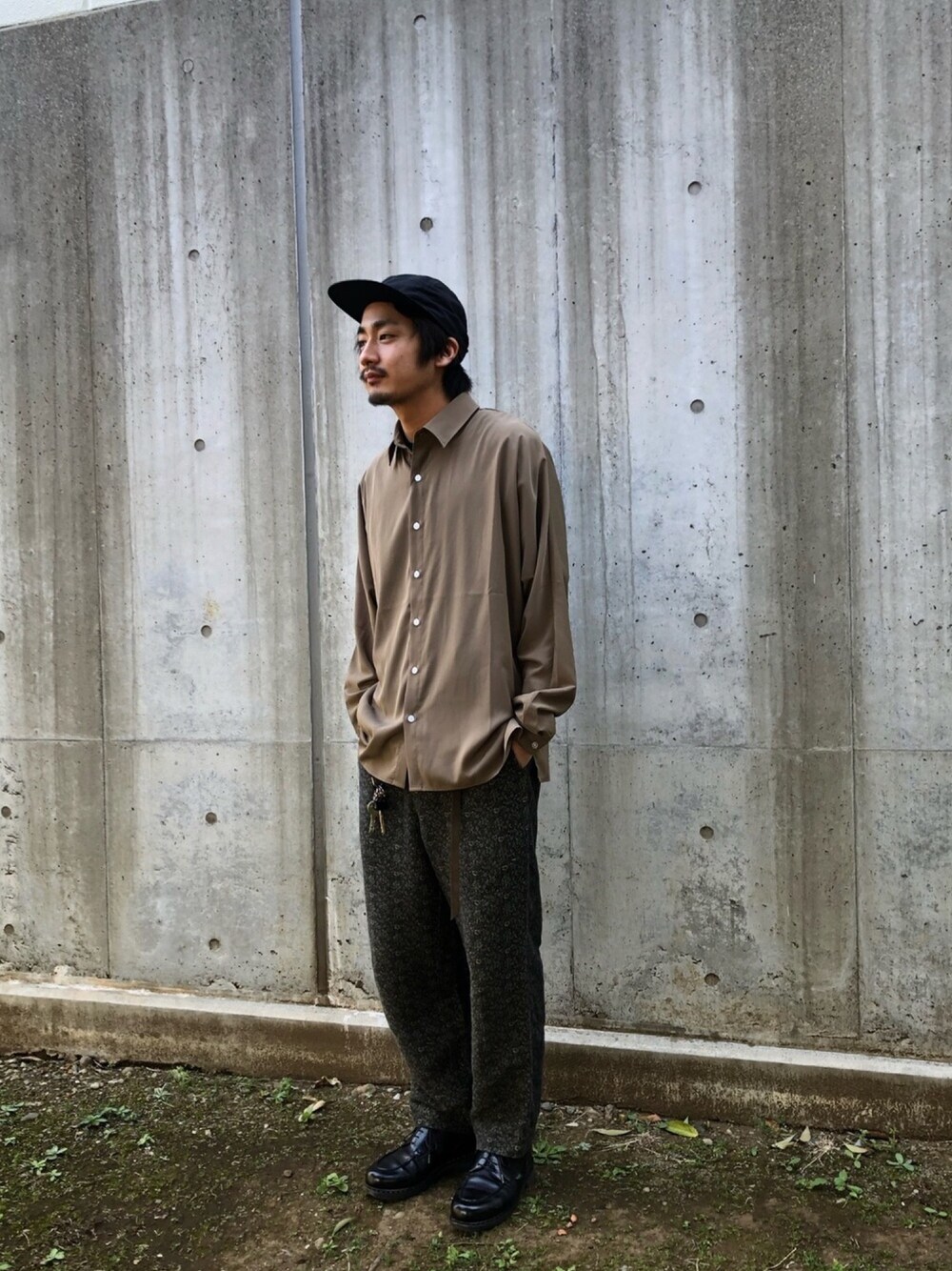 ブラウン系のシャツ/ブラウス、ブラウン系のパンツ、ブラック系のドレスシューズを着用したメンズの春コーディネートの1枚目の写真