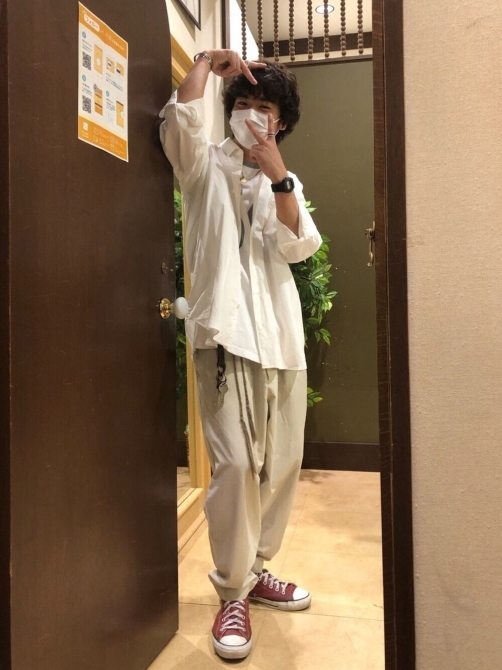 「オールホワイト、白シャツ、シャツスタイル、オーバーサイズ、カジュアルコーデ、ロゴT、converse、ワントーンコーデ、春夏コーデ、白パンツ」｜「ATONの＜ATON（エイトン）＞ オーバーサイズ シャツ◆（シャツ/ブラウス、ホワイト系）」を使った、オ・イツキさん（メンズ・171cm）の春コーディネートの1枚目の写真