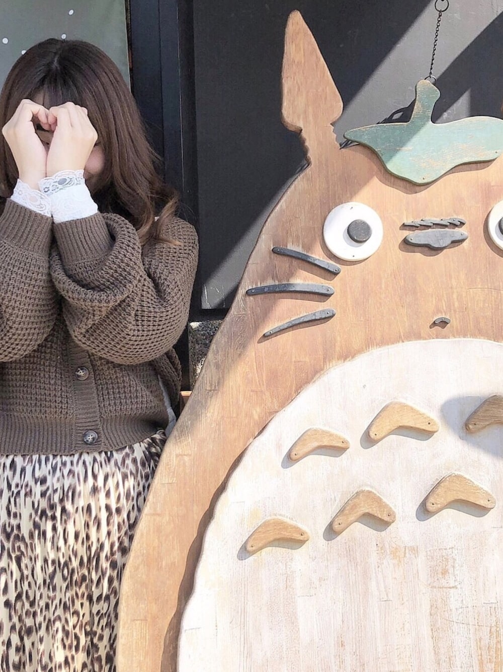 「カーディガン、プリーツスカート、レオパード、ブラウンコーデ、プチプラコーデ、カジュアルコーデ、食べ歩き、川越、おしゃれさんと繋がりたい」｜「apres jourのワッフルＶネックカーディガン【ZOZOTOWN限定アイテム】（カーディガン/ボレロ、ブラウン系）」を使った、ゆ う かさん（レディース・158cm）の春コーディネートの1枚目の写真