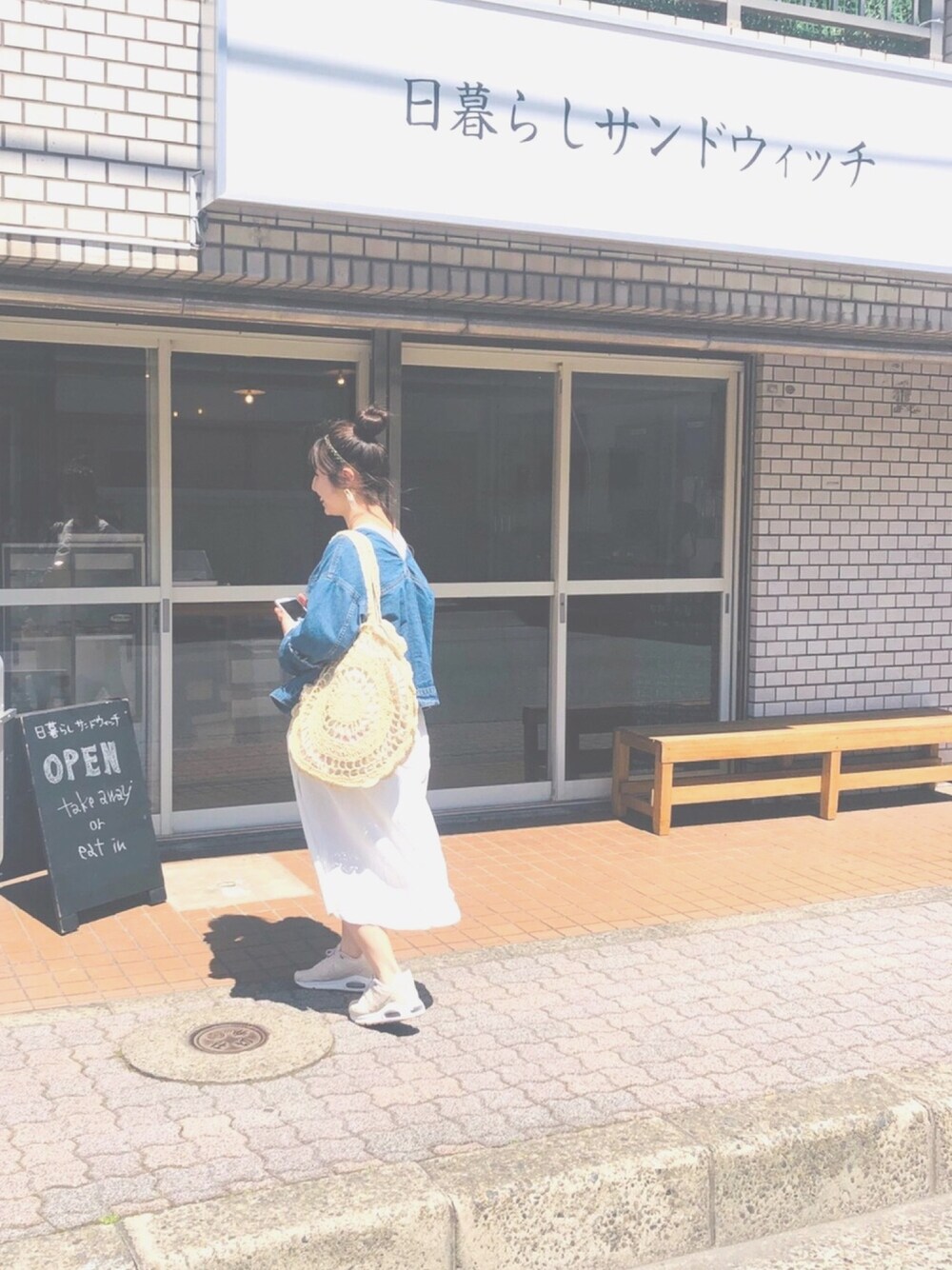 「休日スタイル、カフェ、白ワンピース、エアマックス、スニーカーコーデ、おだんごヘアー、今日のコーデ、プチプラ、おしゃれさんと繋がりたい、春コーデ」｜「NIKEのNIKE ナイキ WMNS AIRMAX 90 ウィメンズエアマックス90 325213 213LGHTCM/SAIL（スニーカー、ベージュ系）」を使った、ゆ う かさん（レディース・158cm）の春コーディネートの1枚目の写真