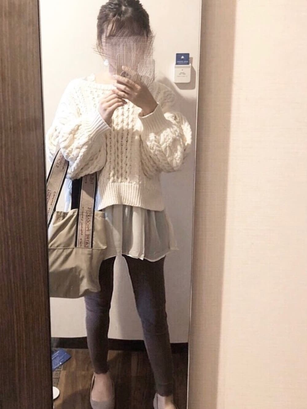 「おしゃれさんと繋がりたい、レイヤードスタイル、きれいめカジュアル、プチプラ、楽チンコーデ、カジュアル、ナチュラル、ホワイトコーデ、シアタープロダクツ(THEATRE PRODUCTS)、旅行」｜「Chicoのボリューム袖ケーブルクルーニット（ニット/セーター、ホワイト系）」を使った、ゆ う かさん（レディース・158cm）の春コーディネートの1枚目の写真