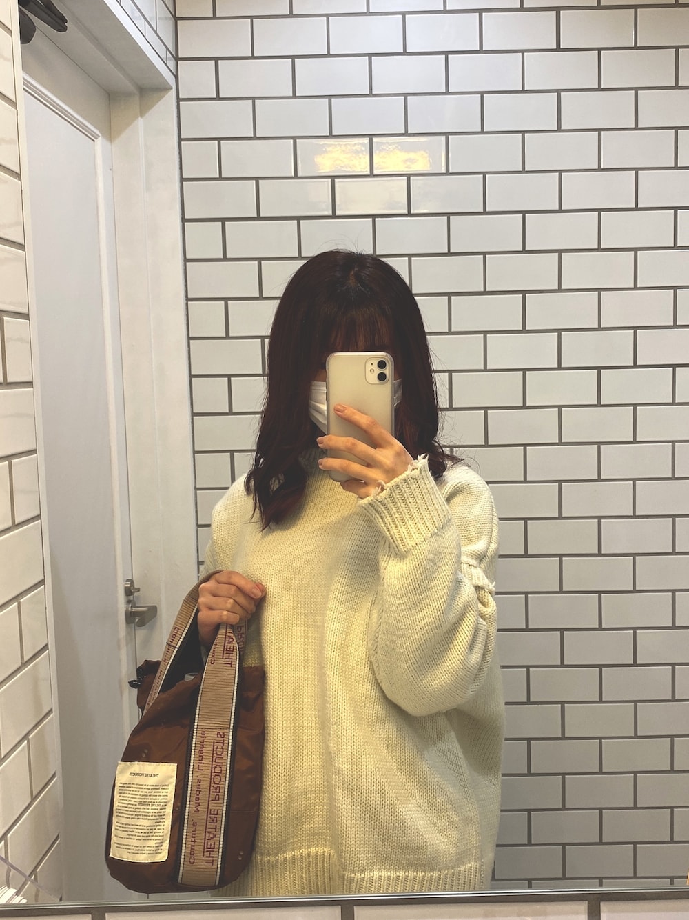 「お洒落さんとつながりたい、パンツスタイル、ゆるコーデ、オトナカジュアル、主役はカラーパンツ、カジュアル、美容院、休日スタイル、休日コーデ、シアタープロダクツ(THEATRE PRODUCTS)」｜「archivesの4WAYダメージニット（ニット/セーター、ホワイト系）」を使った、ゆ う かさん（レディース・158cm）の春コーディネートの1枚目の写真