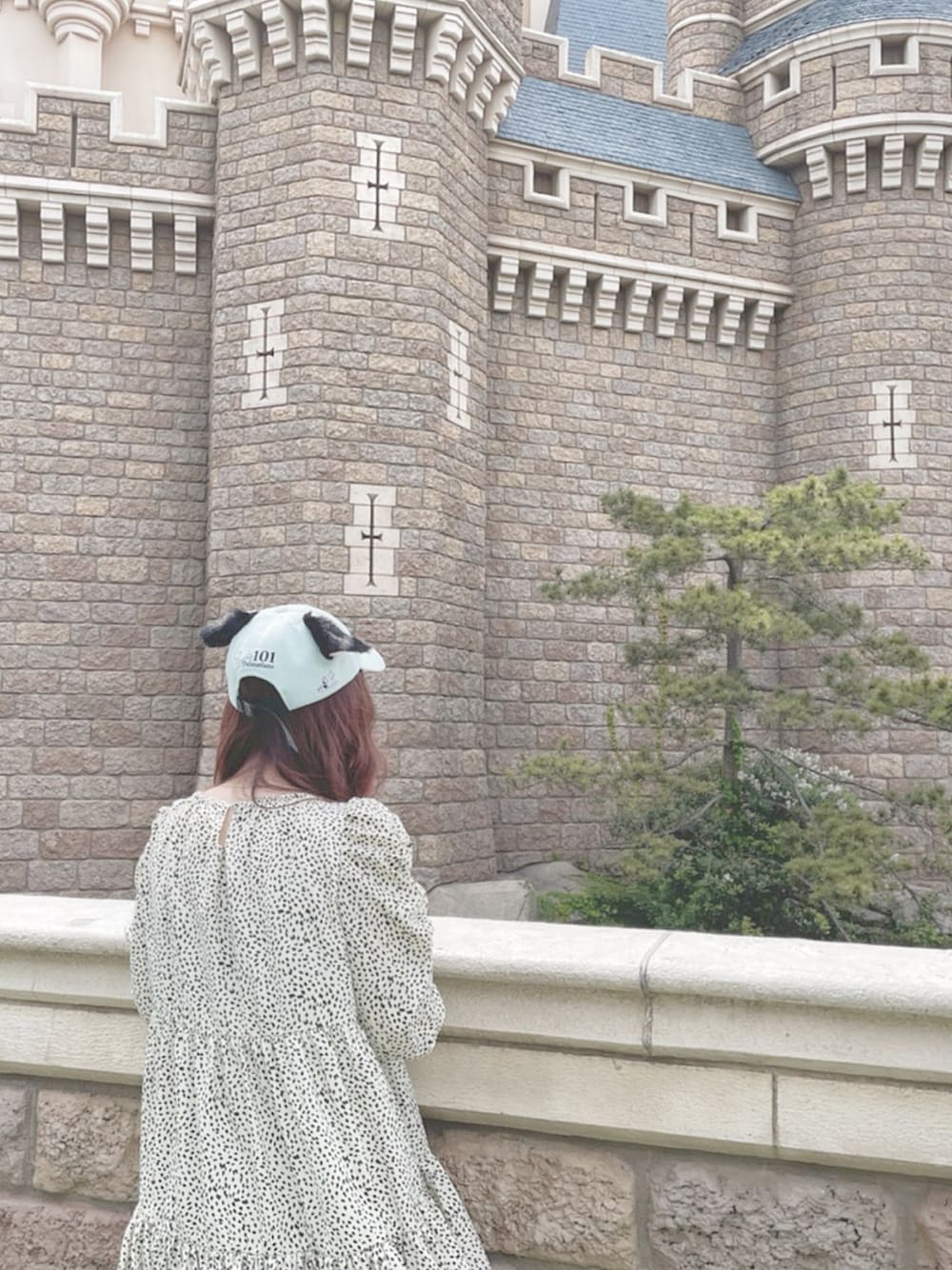 「Disneyland、お洒落さんとつながりたい、休日スタイル、パンツコーデ、オトナカジュアル、淡色コーデ、ダルメシアン、プチプラ、デート、モノトーンコーデ」｜「GRLのダルメシアン柄ボリュームティアードワンピース（ワンピース、ホワイト系）」を使った、ゆ う かさん（レディース・158cm）の春コーディネートの1枚目の写真