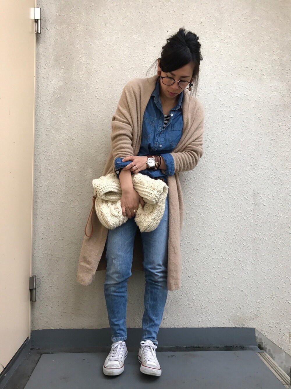「ロングカーディガン、デニムシャツ、スニーカー、ボーダー、クラッチバッグ、デニムオンデニム、スニーカーコーデ、denim」｜「Handmadeのアイテム（ピアス（両耳用）、グレー系）」を使った、＊:)ayaさん（レディース・160cm）の冬コーディネートの1枚目の写真