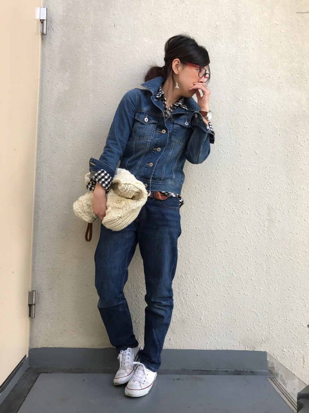 「ドラフトリーバイス、デニムジャケット、ギンガムチェック、デニムオンデニム、スニーカー、クラッチバッグ、シャツスタイル、カジュアル、シンプル」｜「楽天 cream dotのアイテム（その他ヘアアクセサリー、ブラウン系）」を使った、＊:)ayaさん（レディース・160cm）の冬コーディネートの1枚目の写真